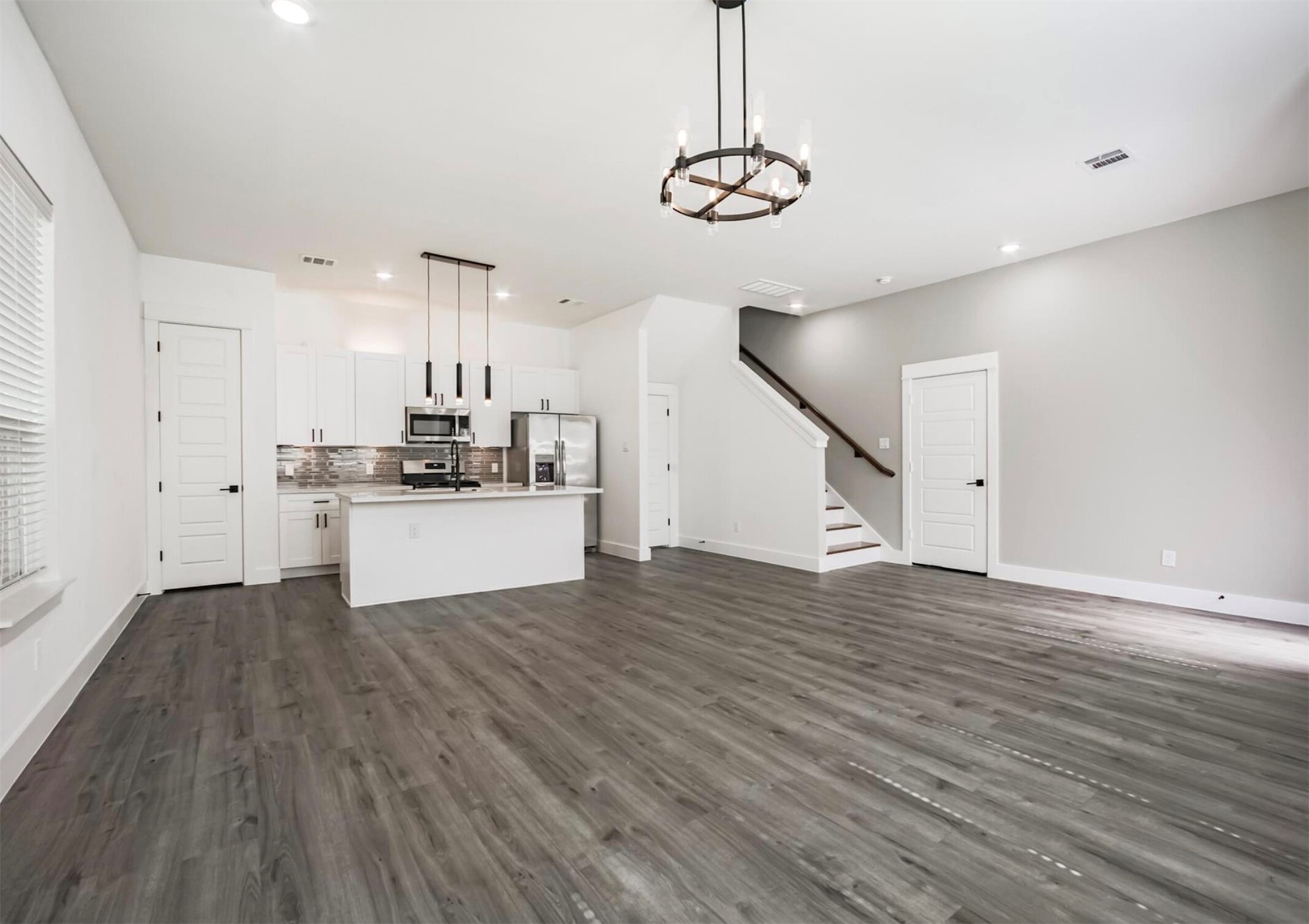 9307 Tower Street Property Photo 10