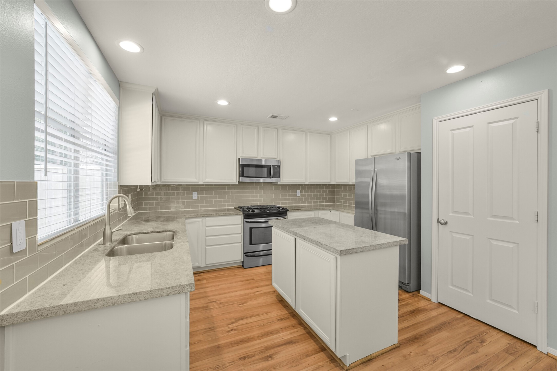 22 E New Avery Place Property Photo 11