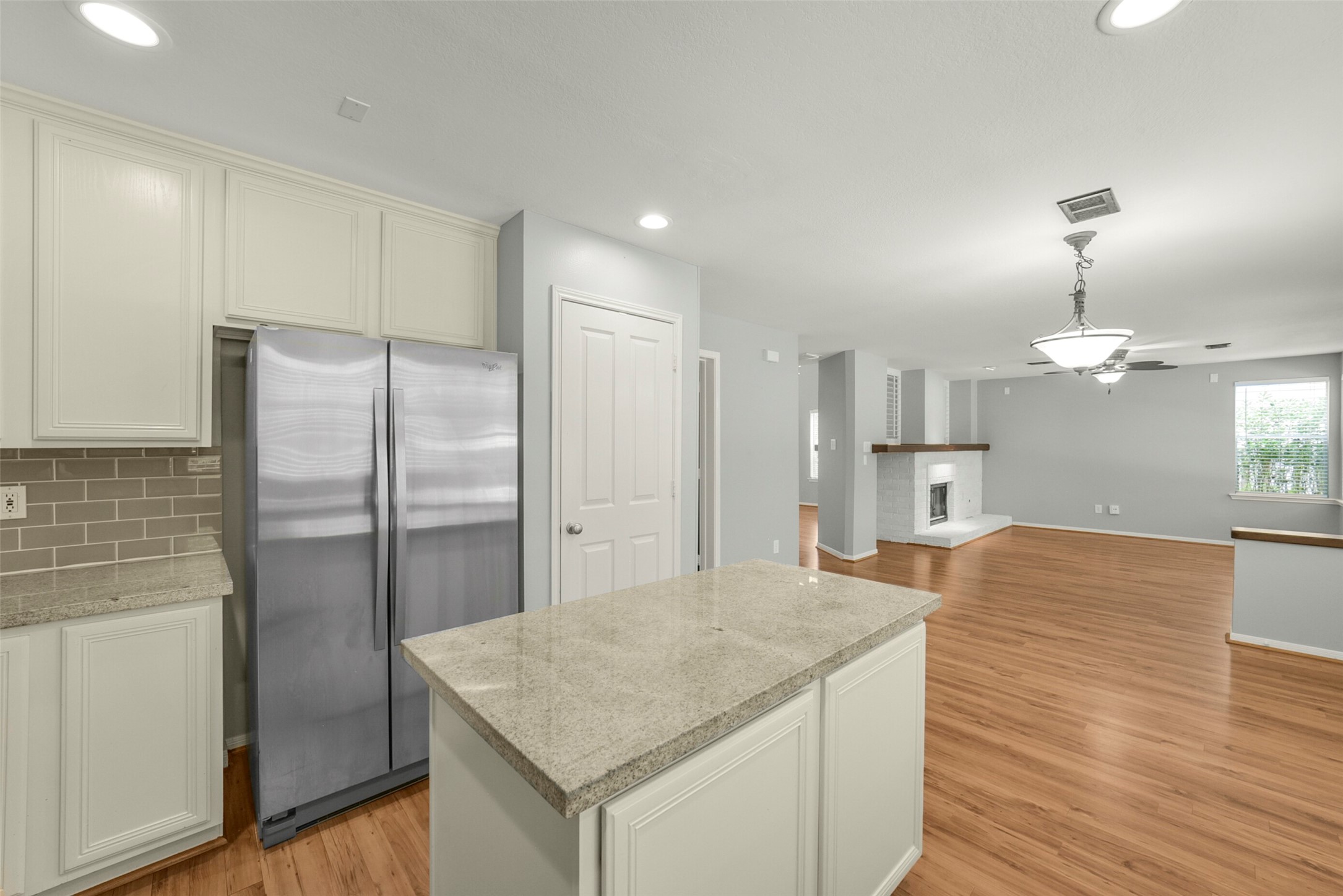 22 E New Avery Place Property Photo 14