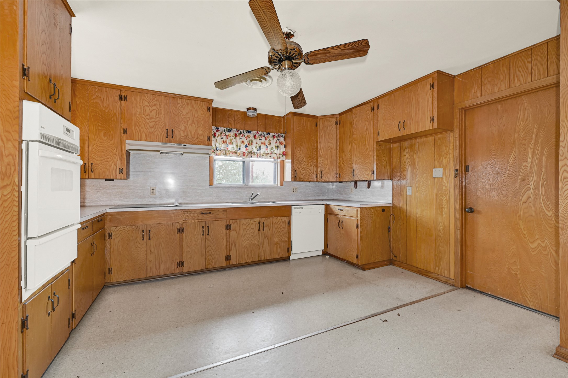 1111 Edgewood Drive Property Photo 11