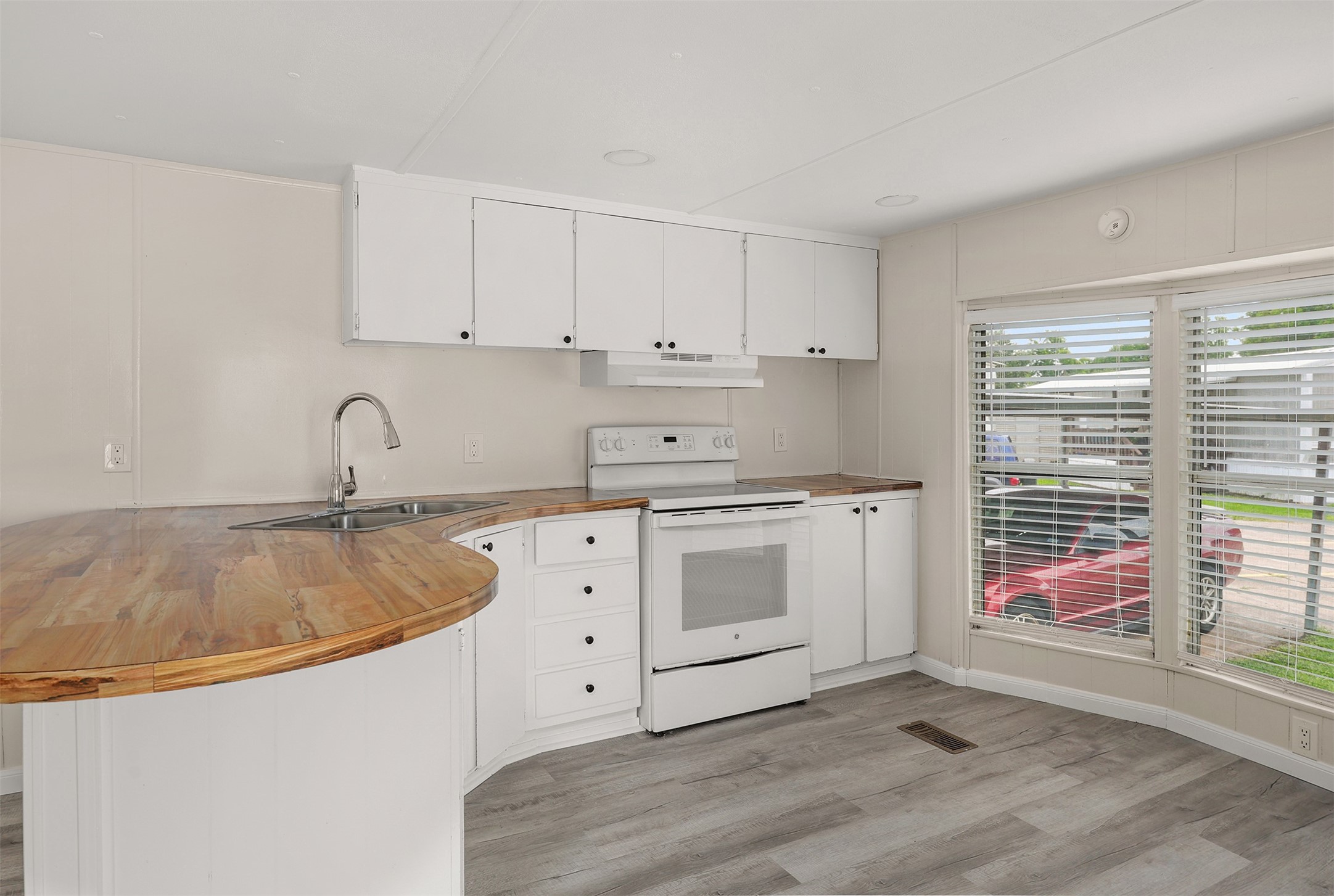 2222 N Austin Avenue 18 Property Photo 6