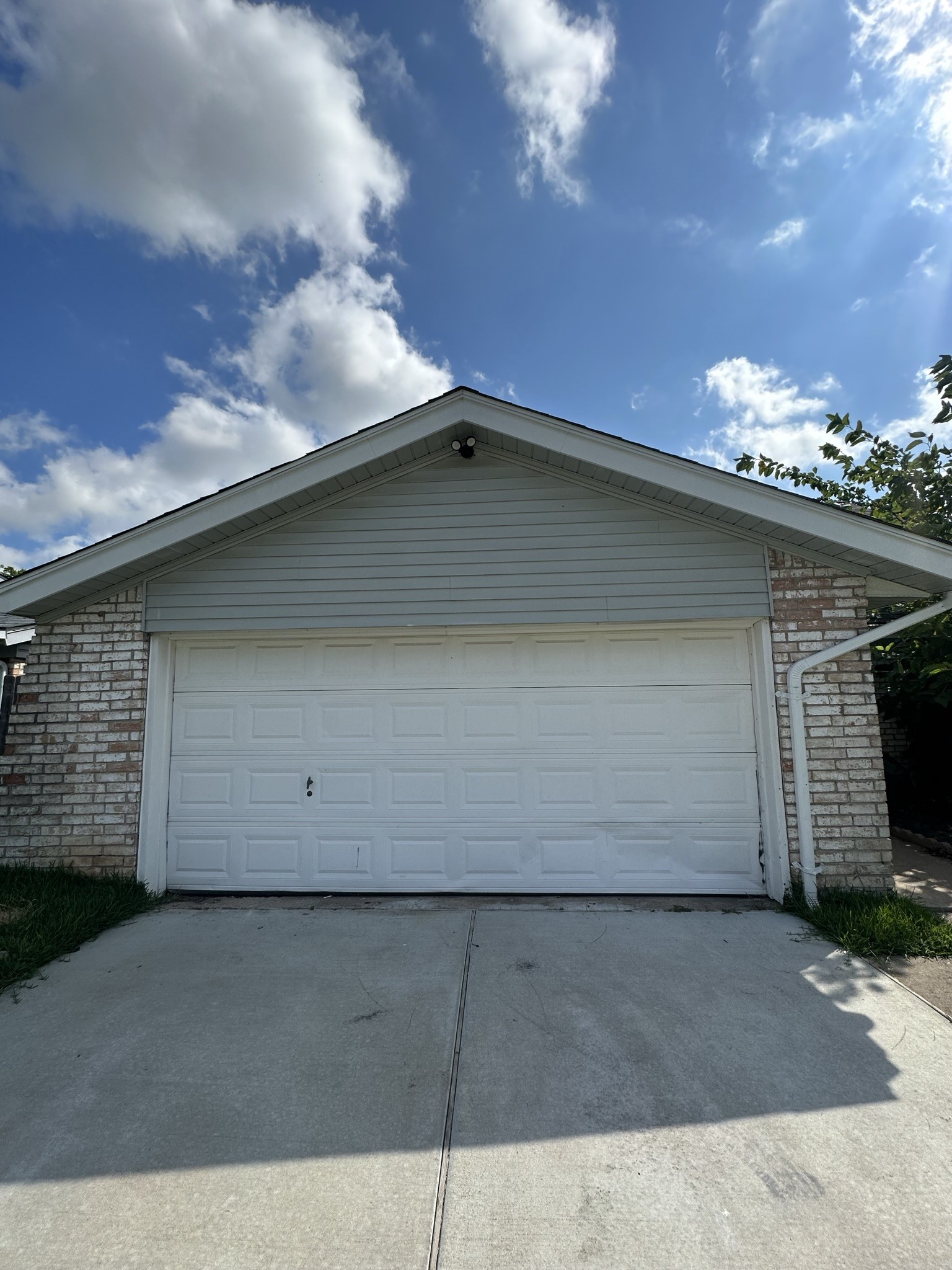 1222 Ravenscourt Drive Property Photo 2
