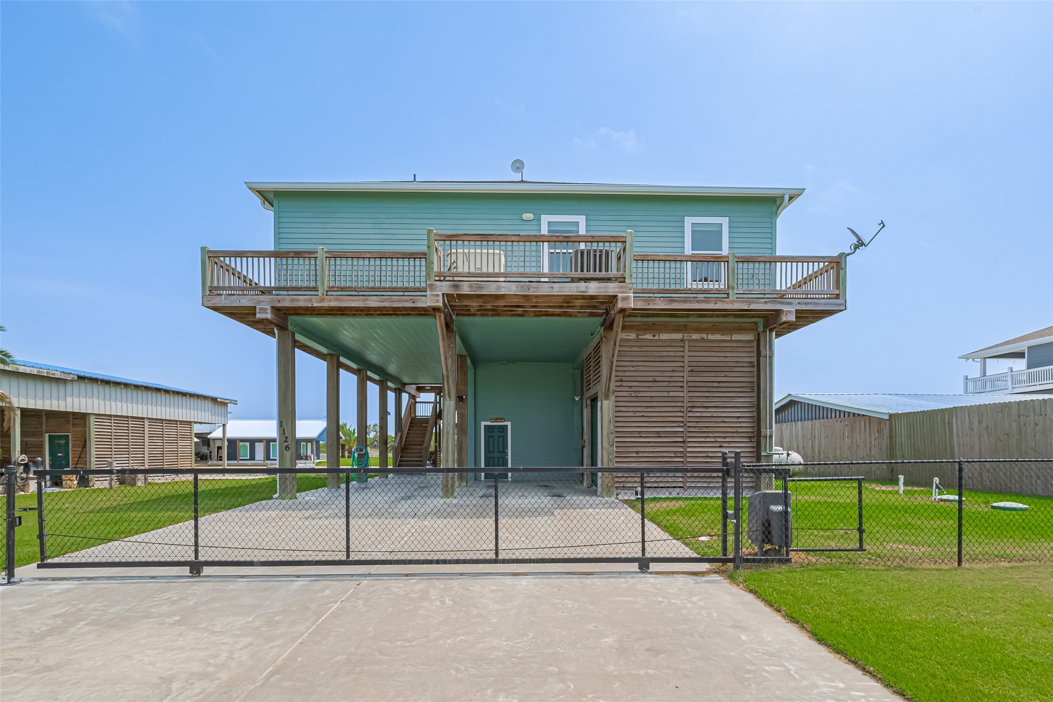 1126 Island Boulevard Property Photo 2