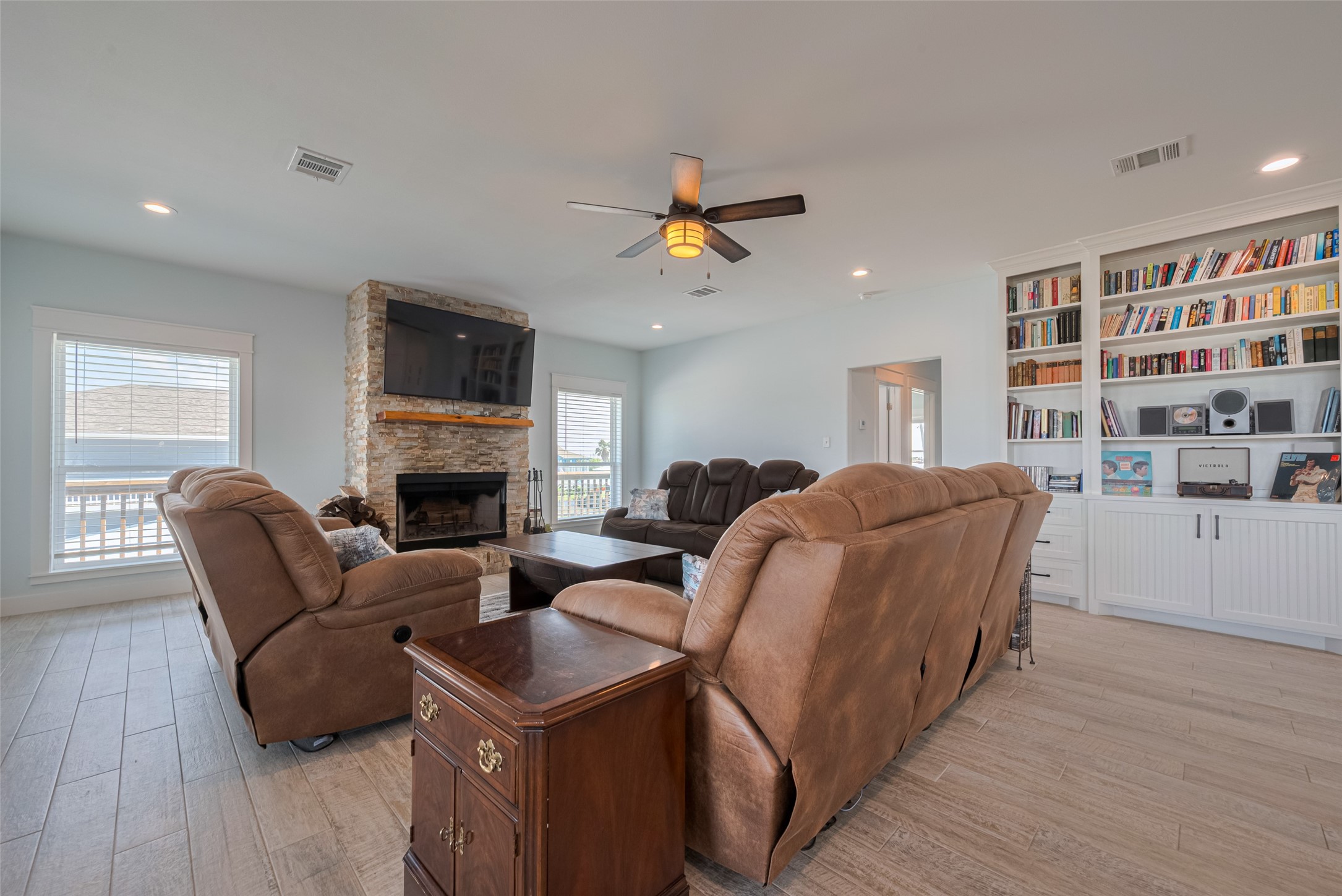 1126 Island Boulevard Property Photo 6
