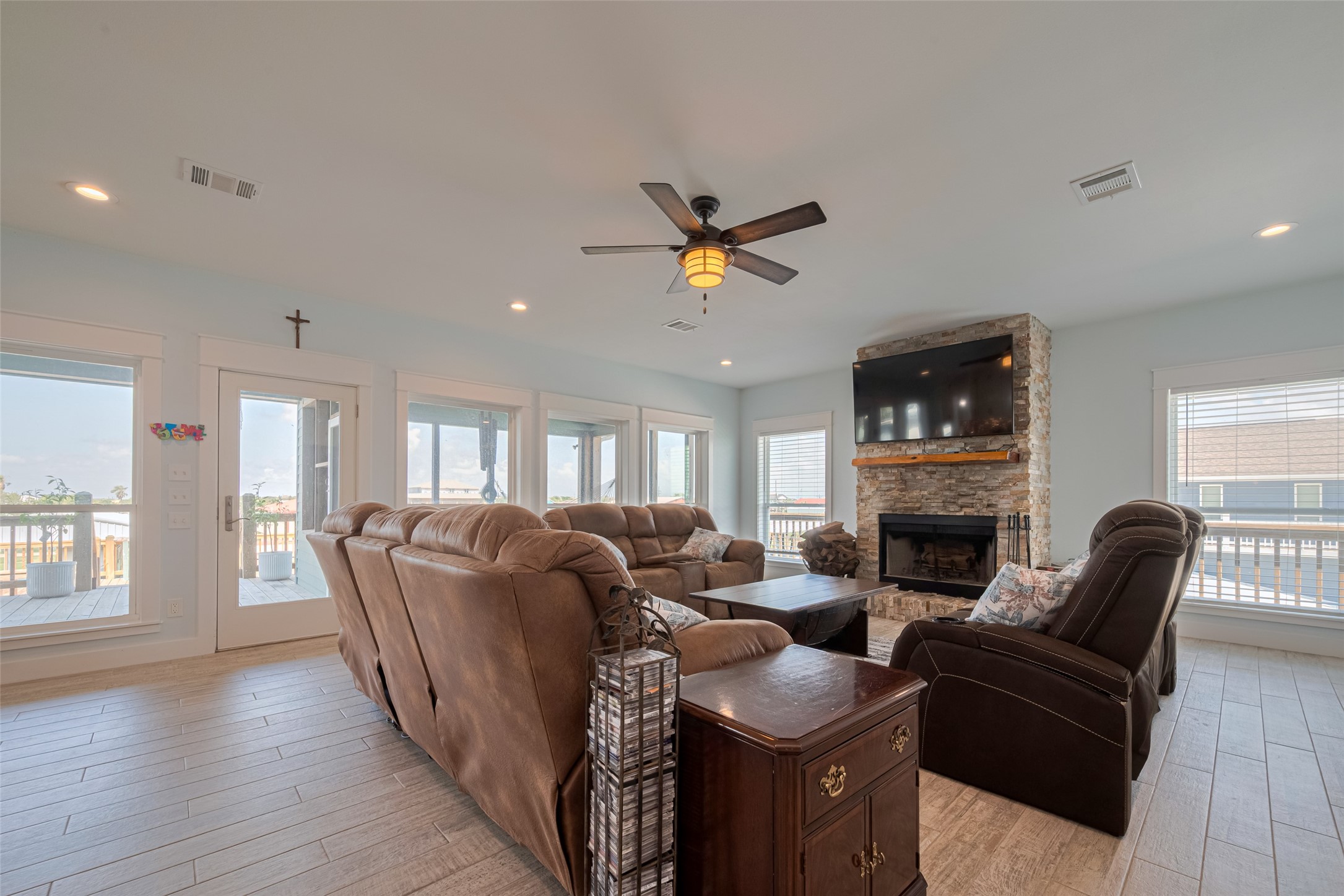 1126 Island Boulevard Property Photo 7