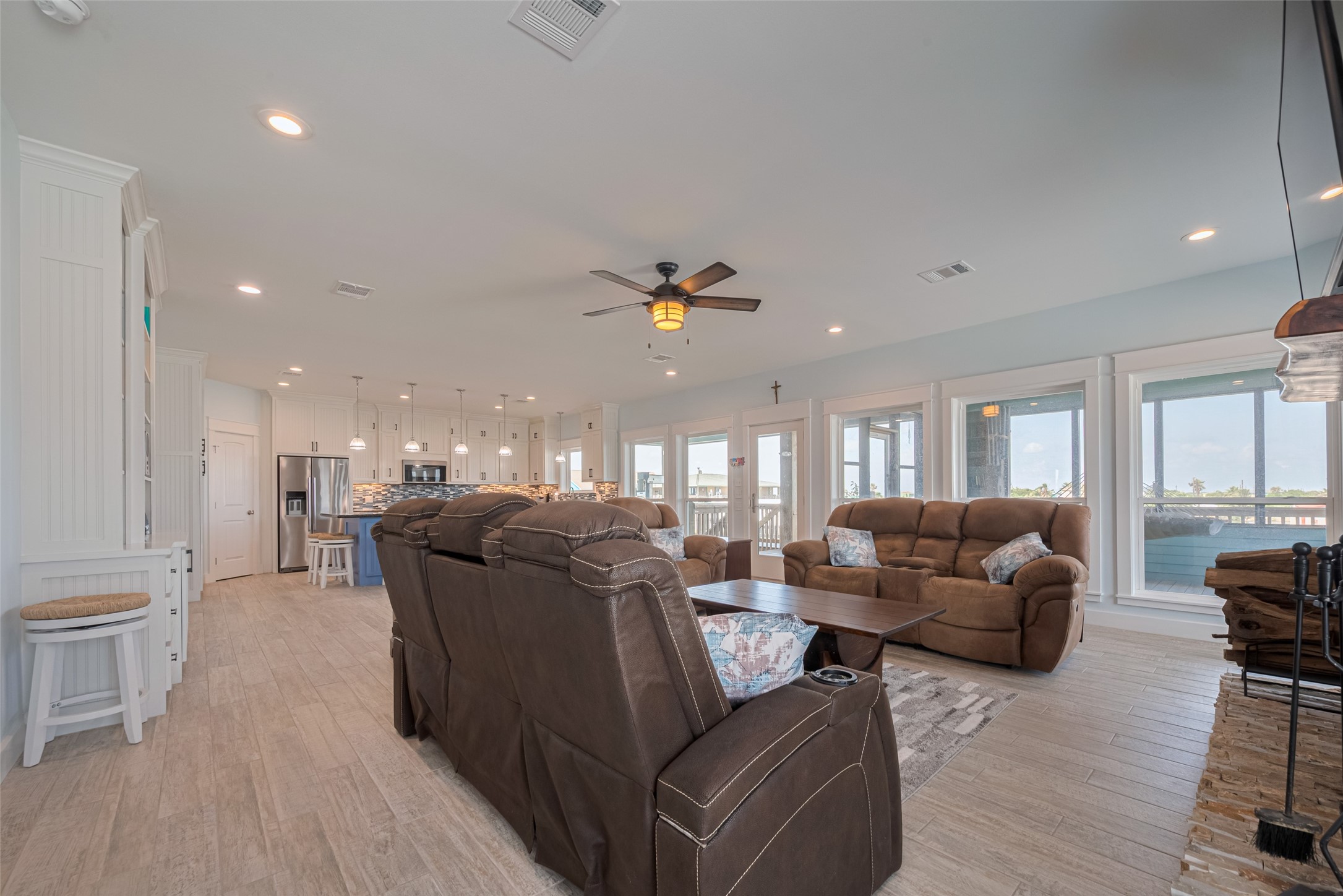 1126 Island Boulevard Property Photo 8