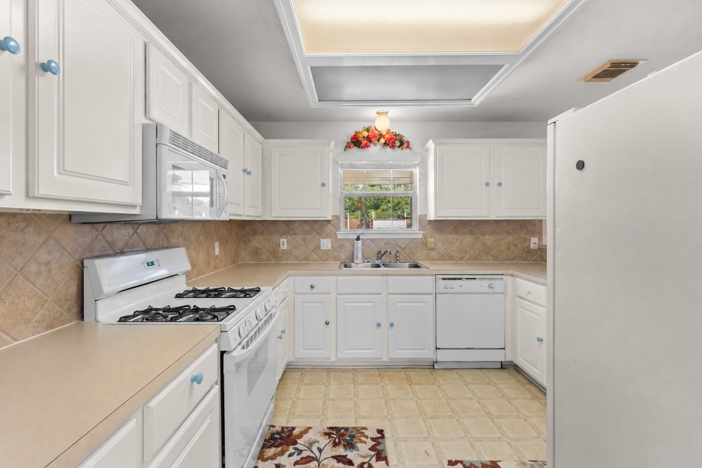 19327 Cloud Peak Drive Property Photo 11