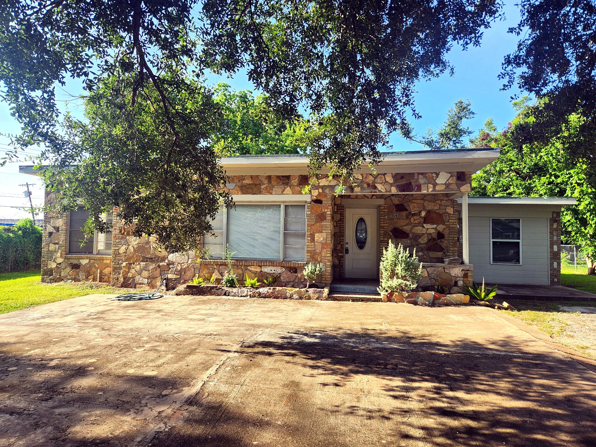 1114 E Pecan Street Property Photo 1