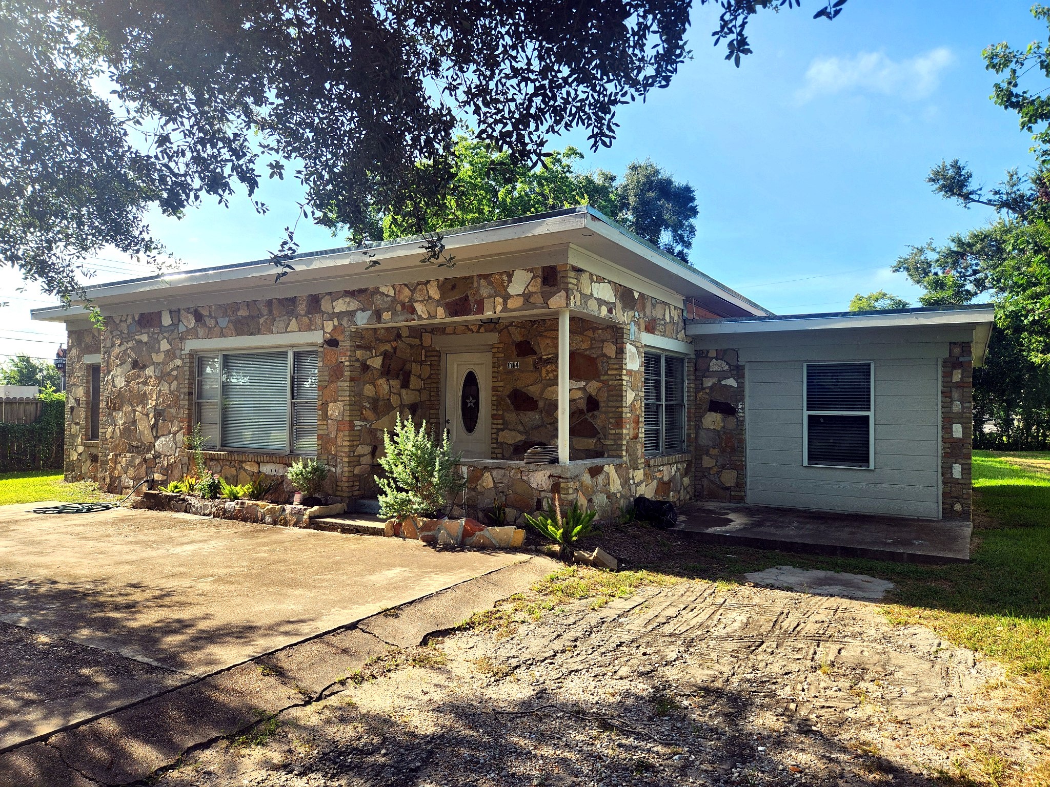 1114 E Pecan Street Property Photo 2