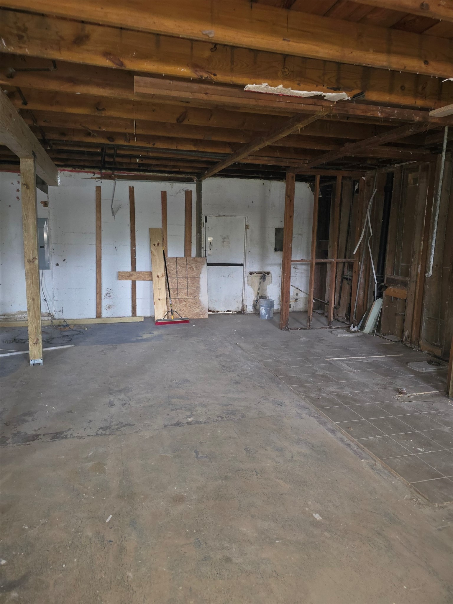 3619 Reed Road Property Photo 6