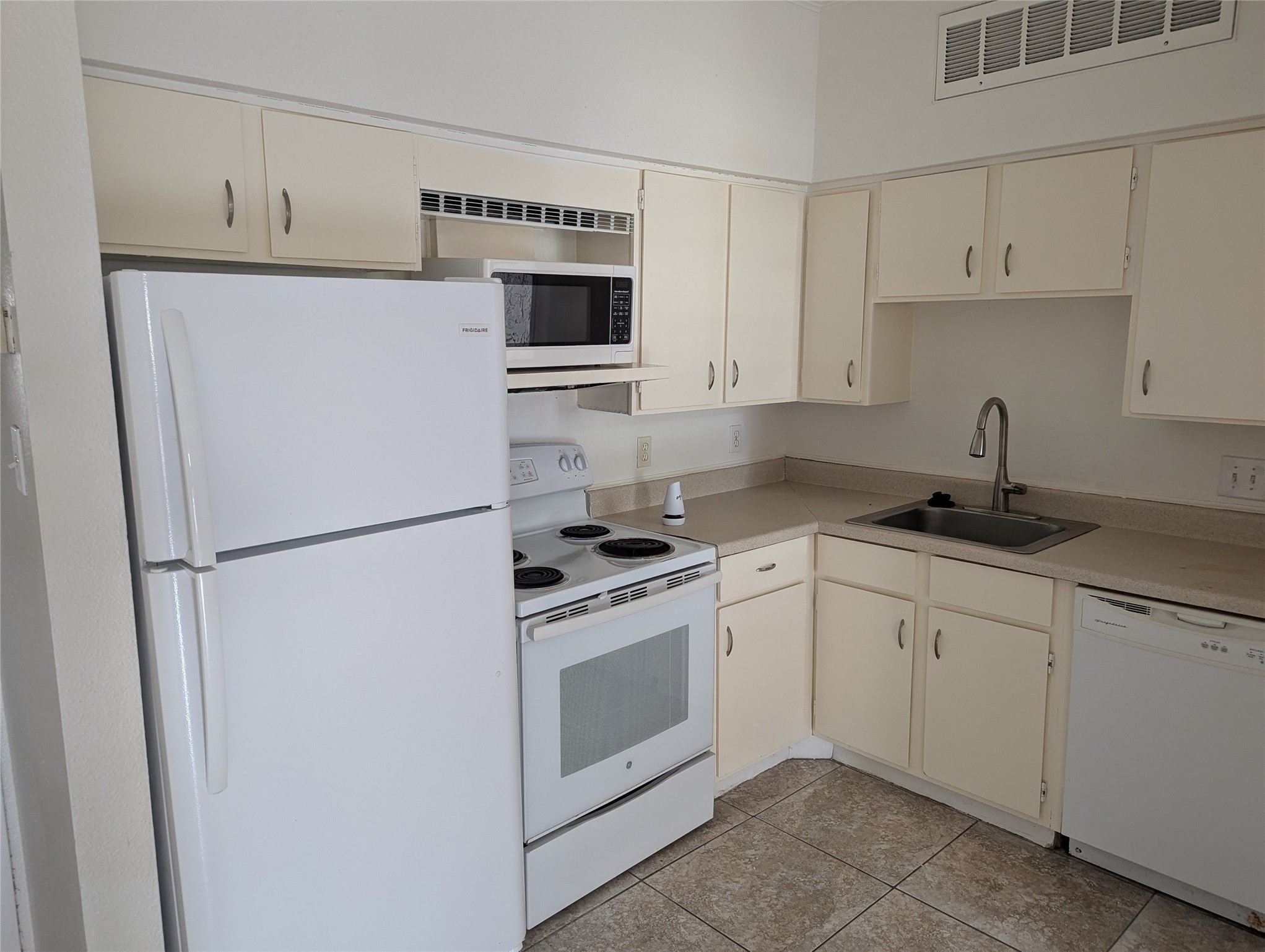 10855 Meadowglen Lane 810 Property Photo 4