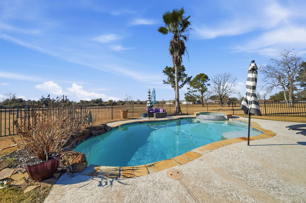 5250 Lauren Road Property Photo 4