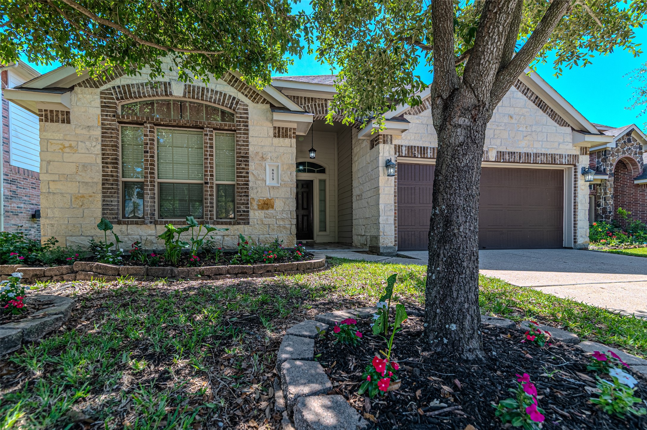 8619 Debbie Terrace Drive Property Photo 2