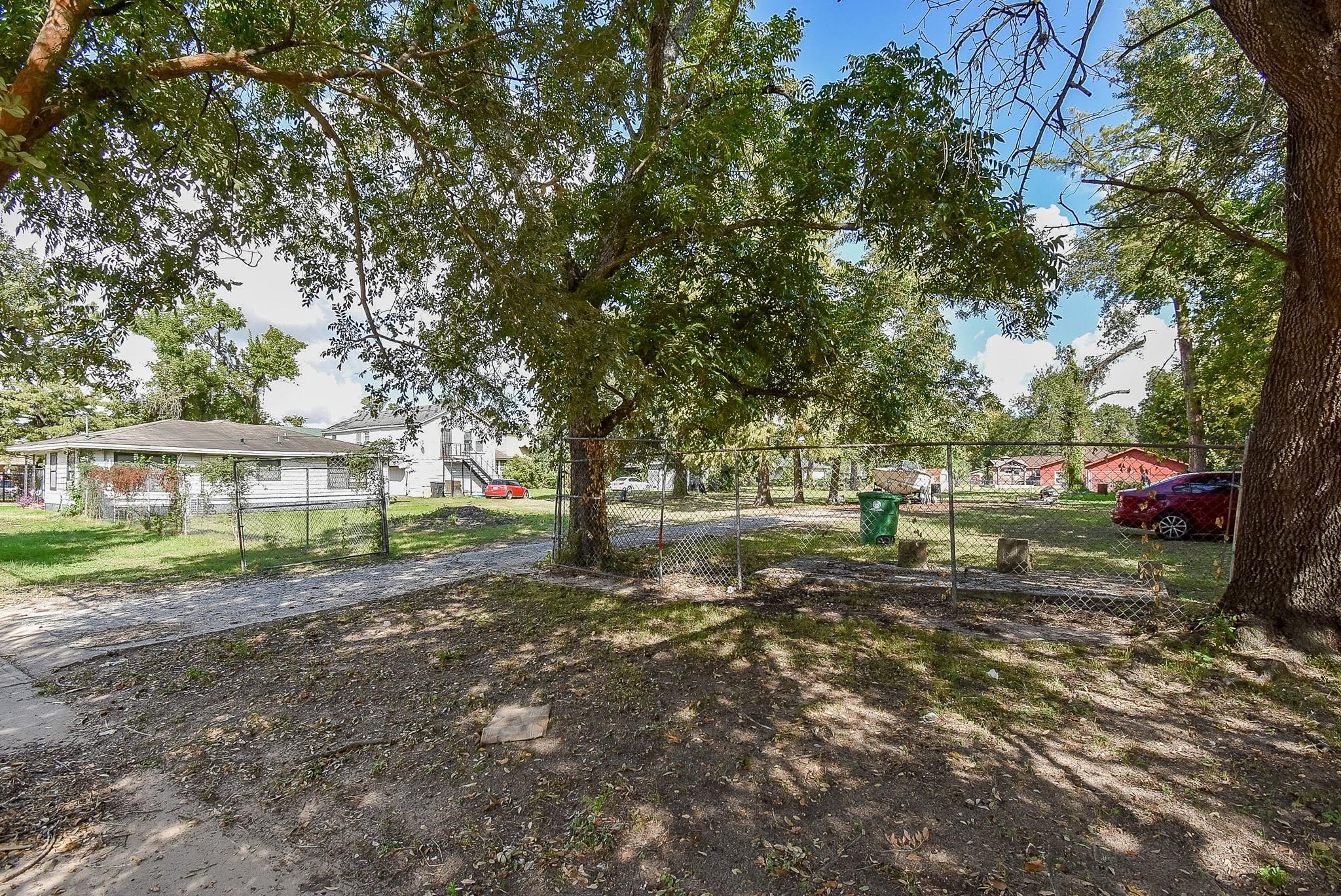 2413 E Crosstimbers Street Property Photo 9