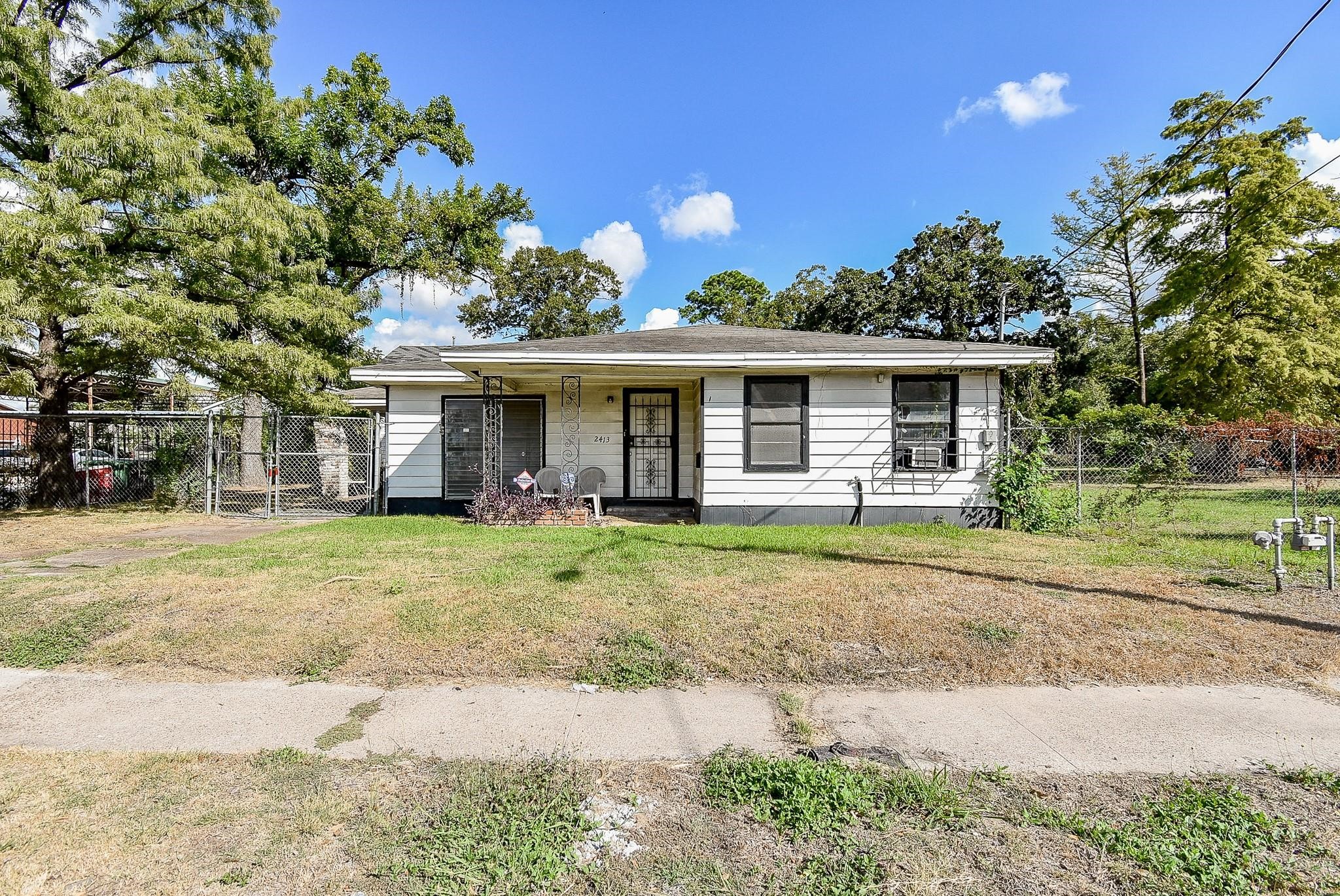 2413 E Crosstimbers Street Property Photo 11