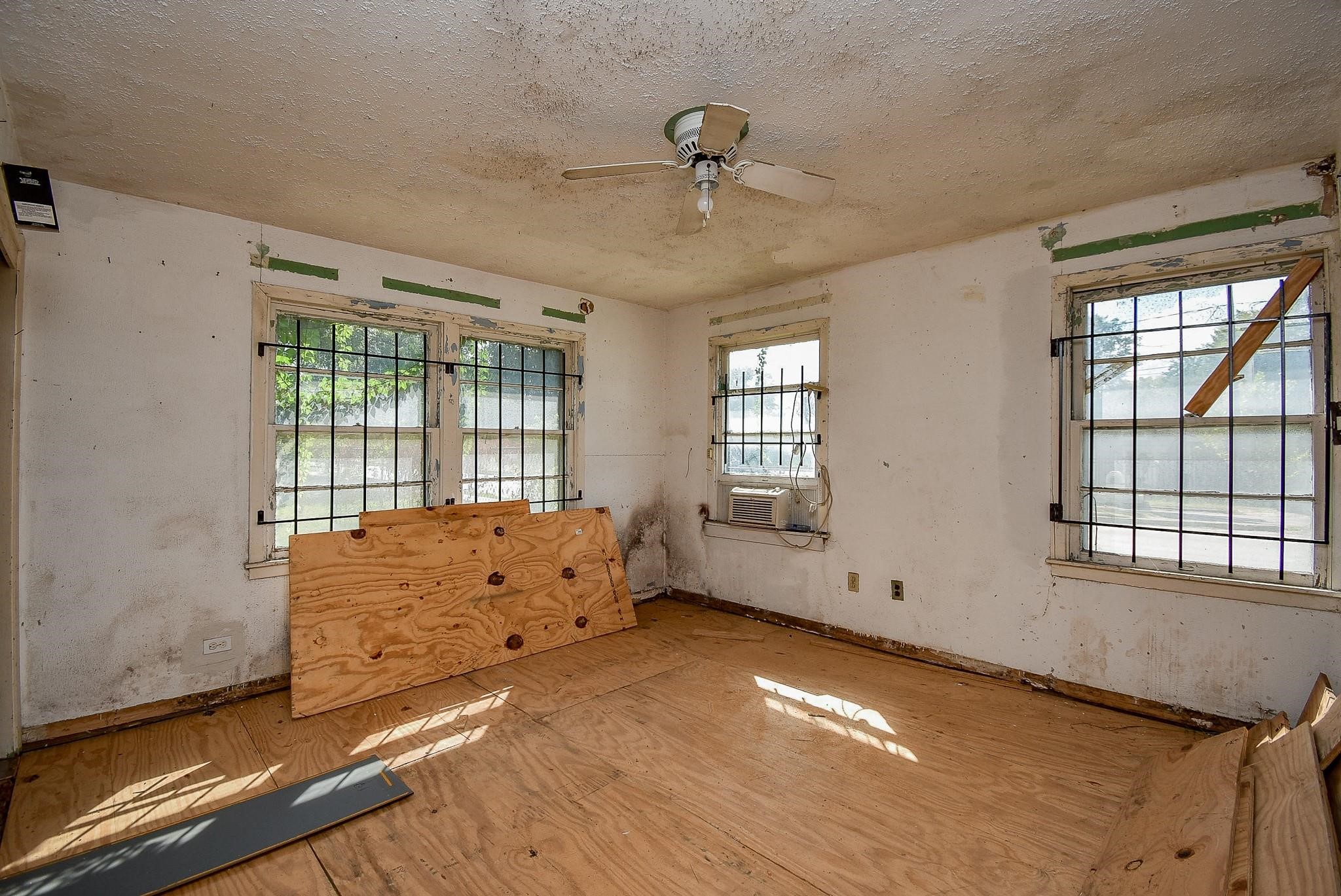 2413 E Crosstimbers Street Property Photo 16