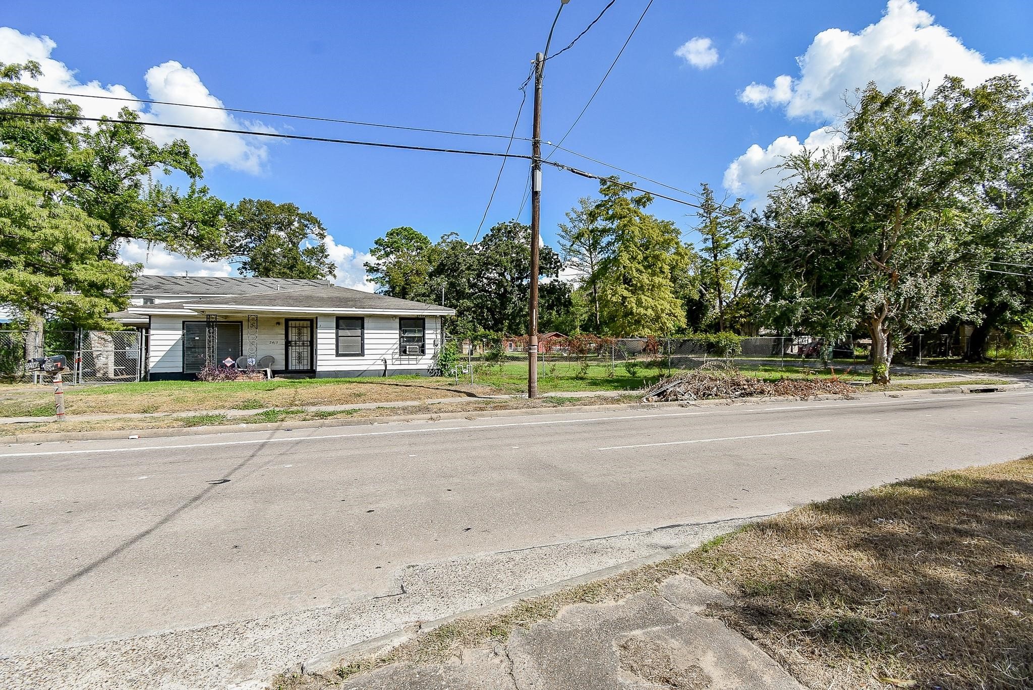 2413 E Crosstimbers Street Property Photo 23
