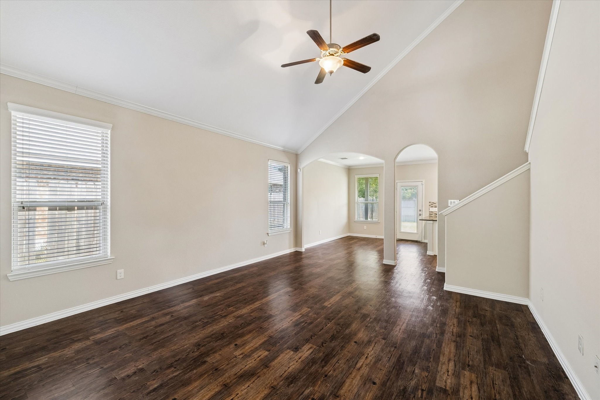 660 Oak Circle Drive E Property Photo 4