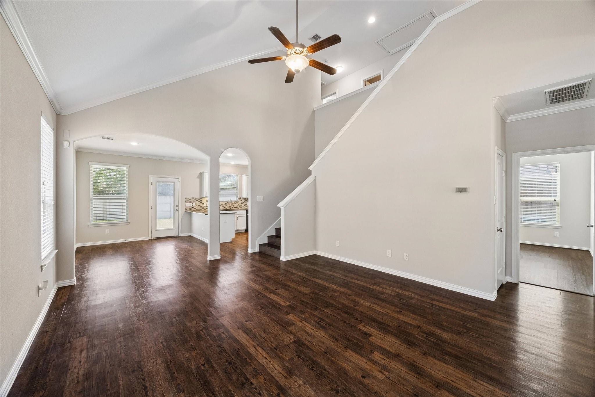 660 Oak Circle Drive E Property Photo 5