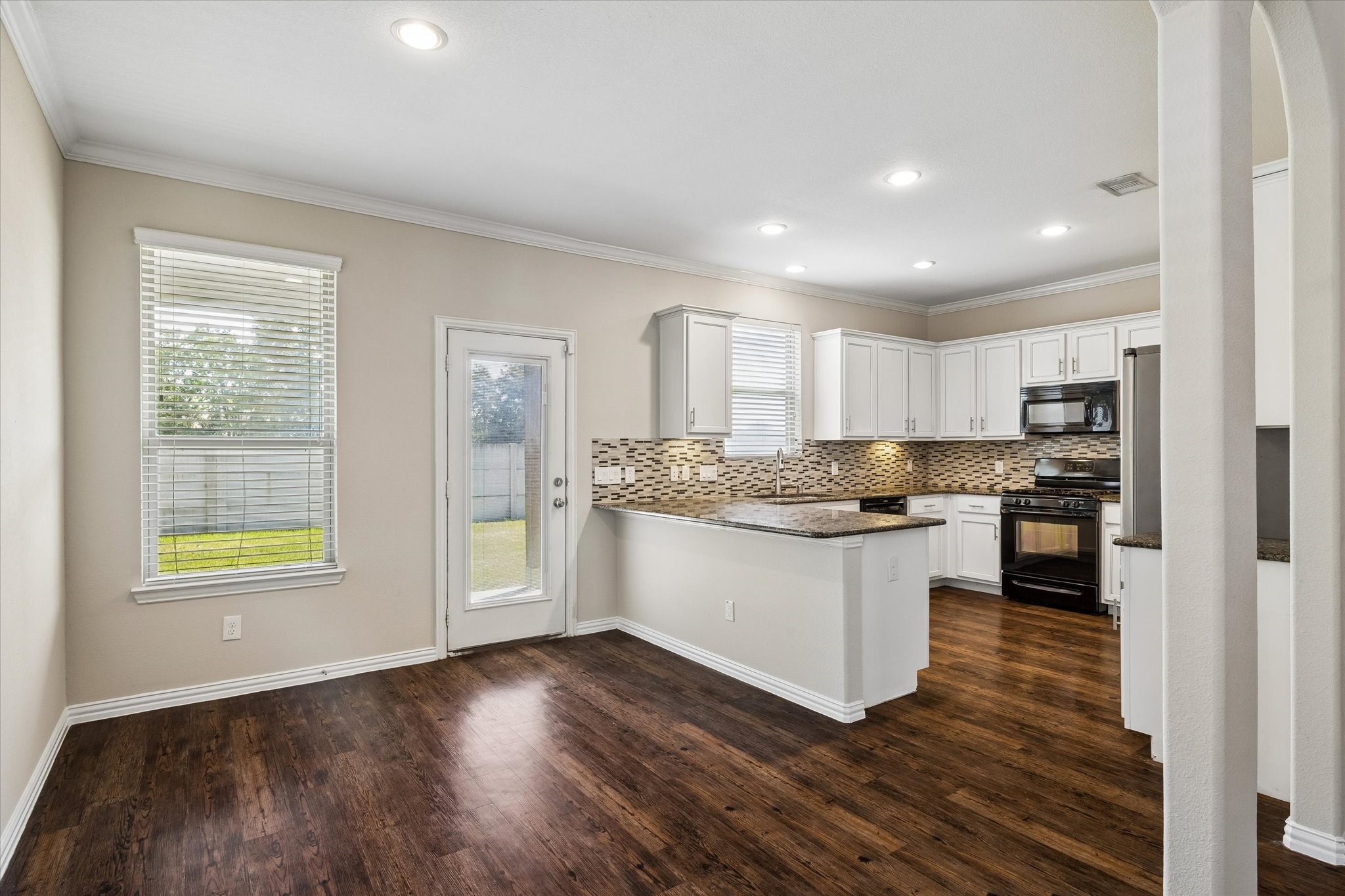 660 Oak Circle Drive E Property Photo 8