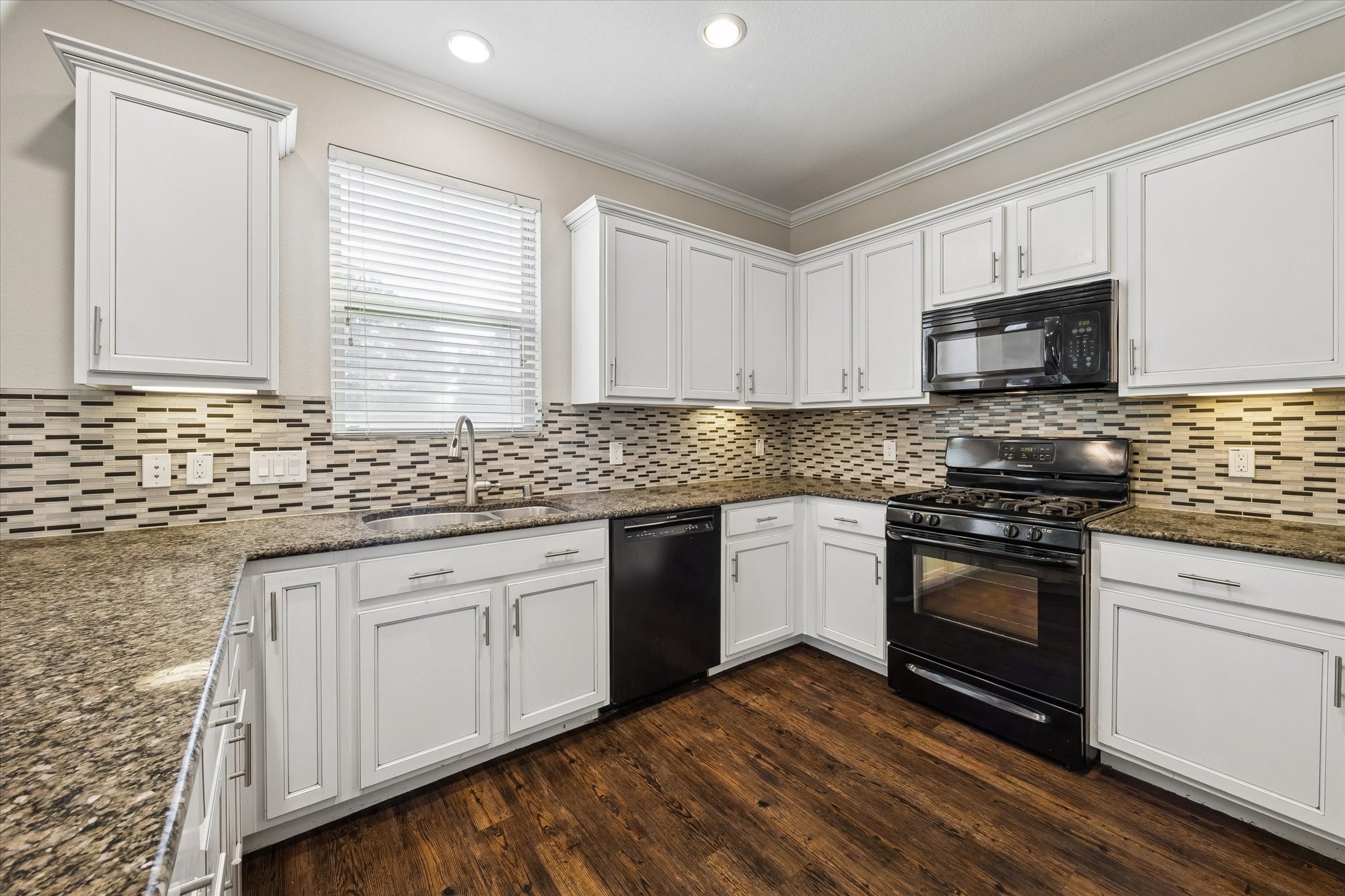 660 Oak Circle Drive E Property Photo 11