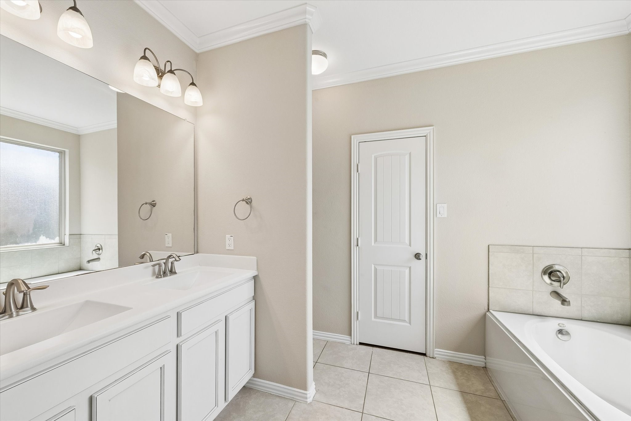 660 Oak Circle Drive E Property Photo 17