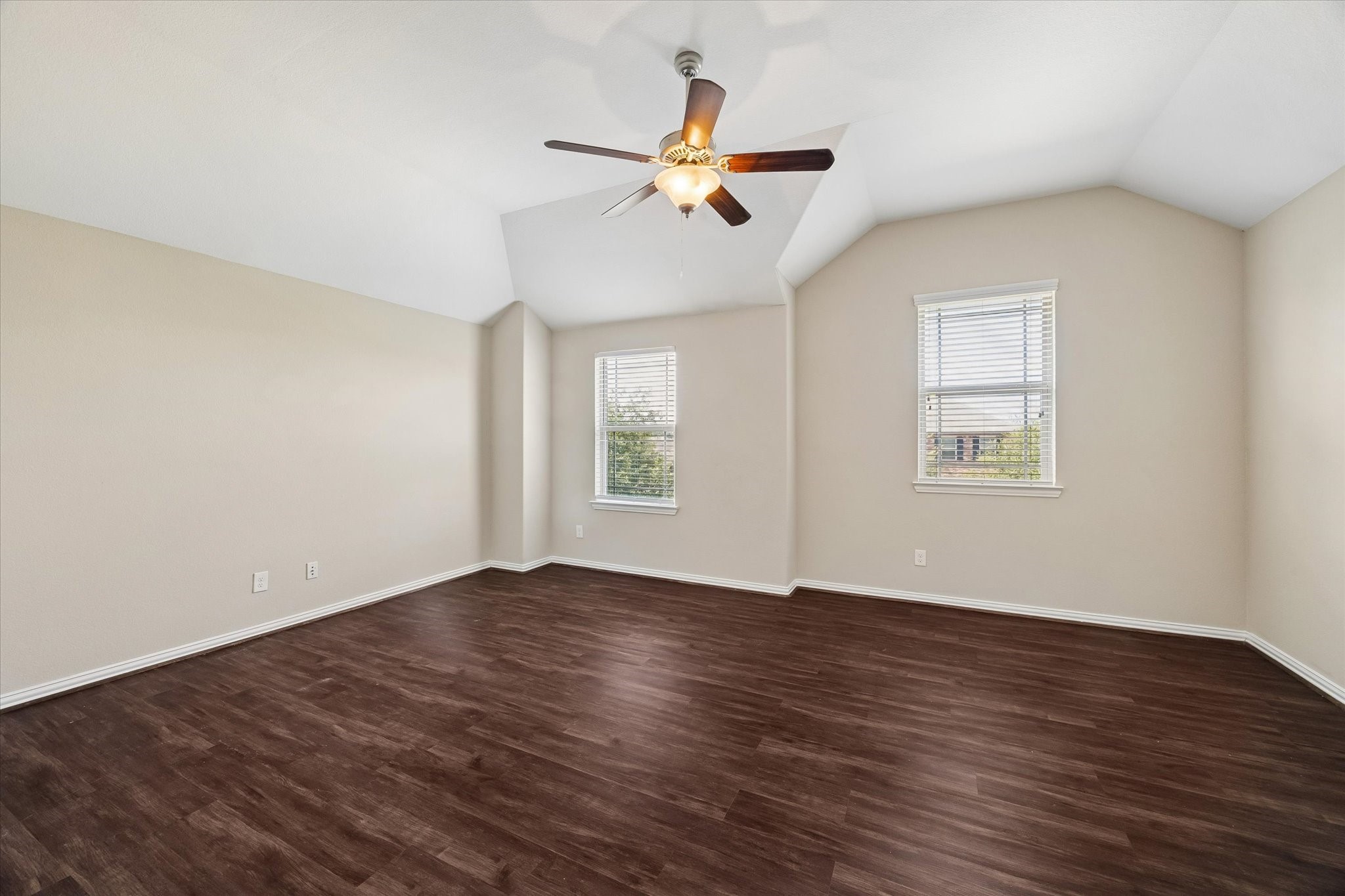 660 Oak Circle Drive E Property Photo 23