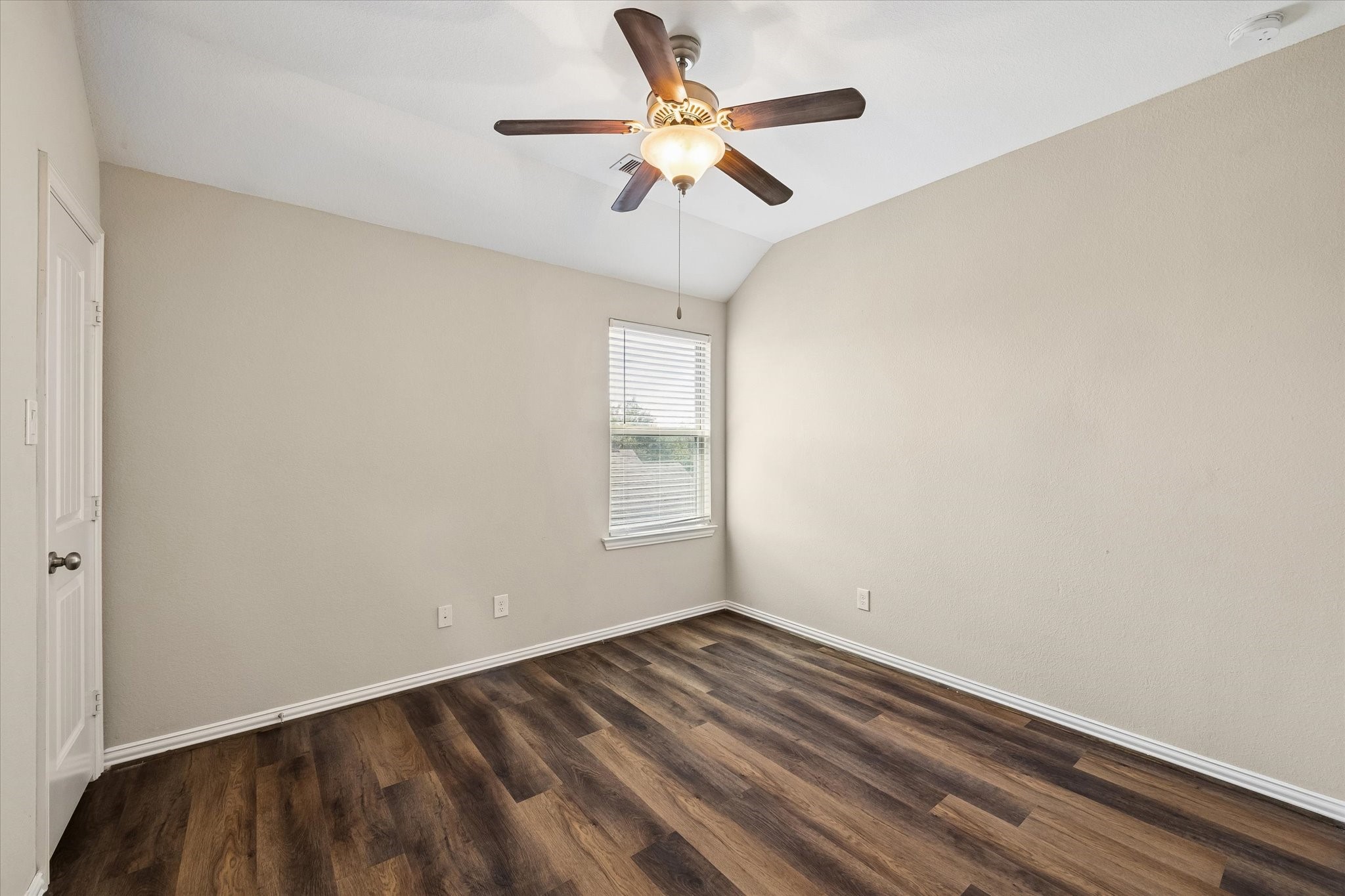 660 Oak Circle Drive E Property Photo 26