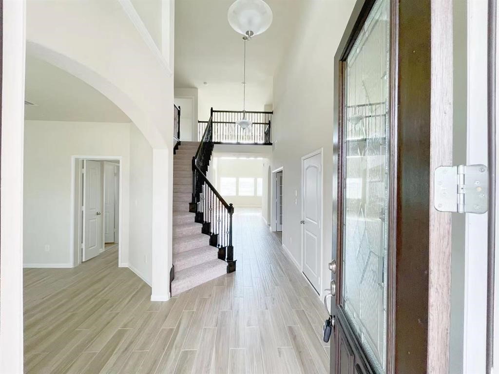 4403 Silvergrass Lane Property Photo 2