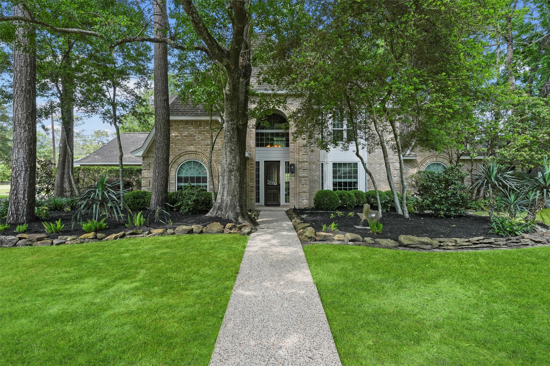 2023 Forest Garden Drive Property Photo 3