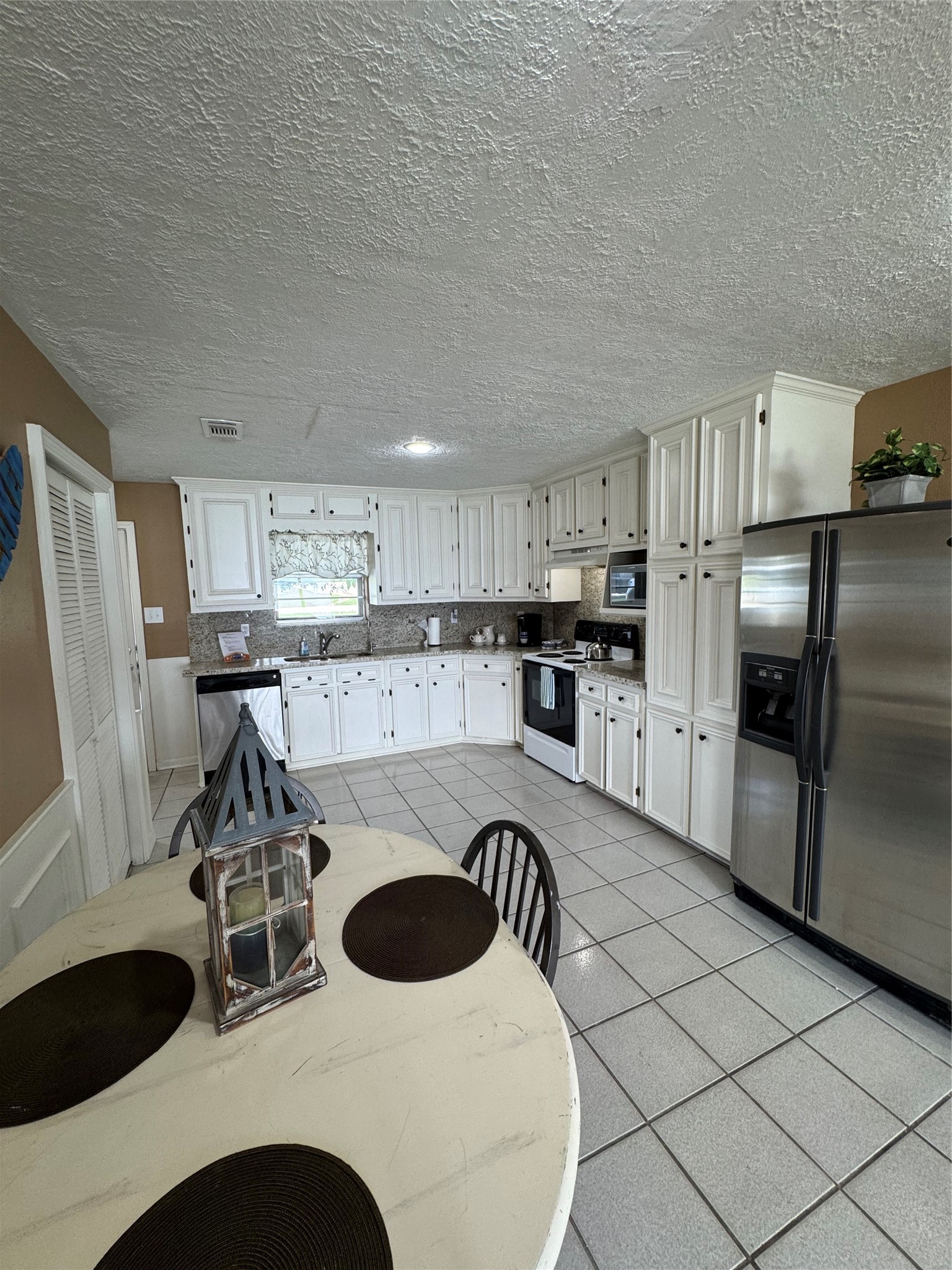 398 Lakeshore S Property Photo 5