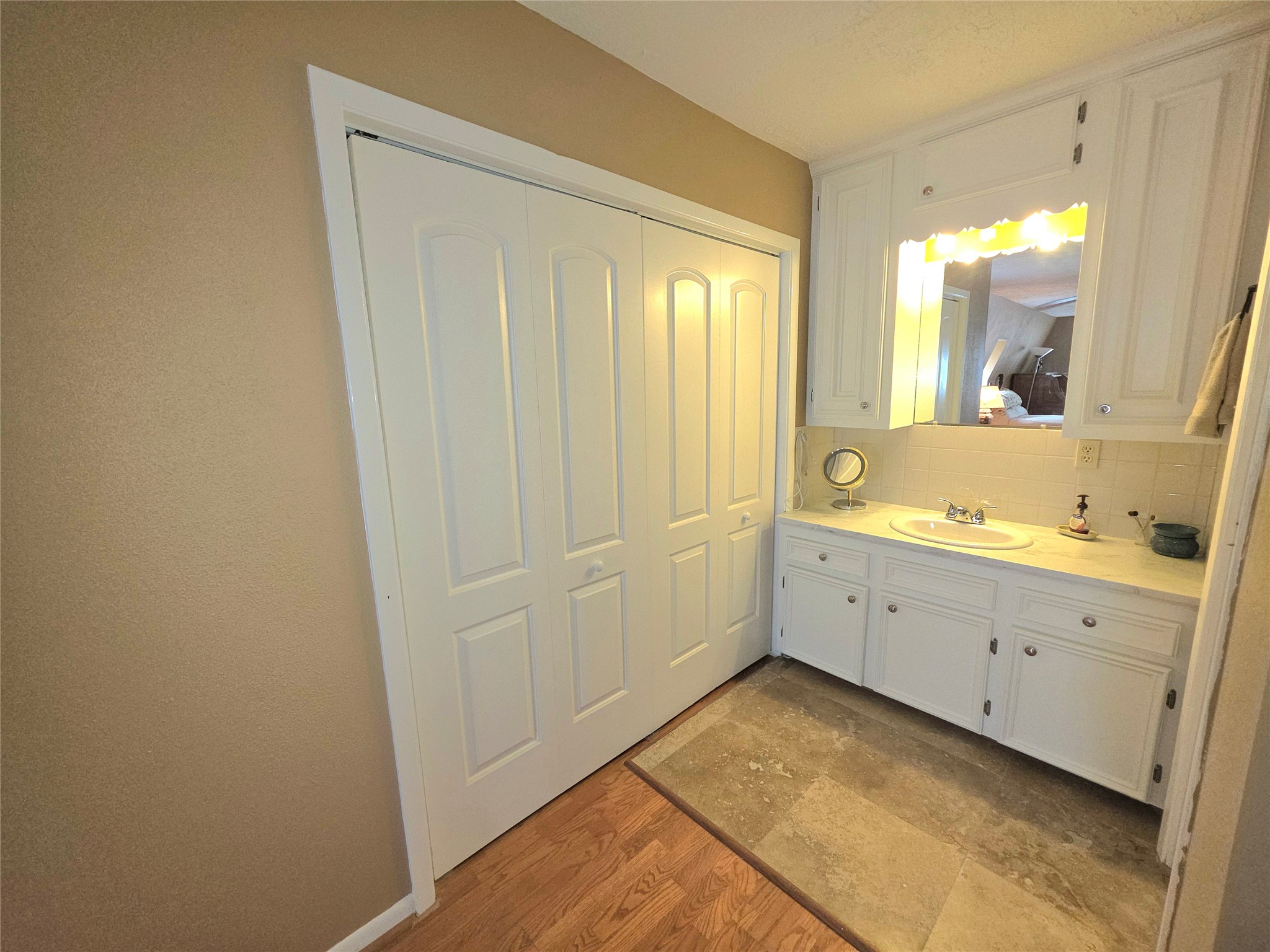 398 Lakeshore S Property Photo 23