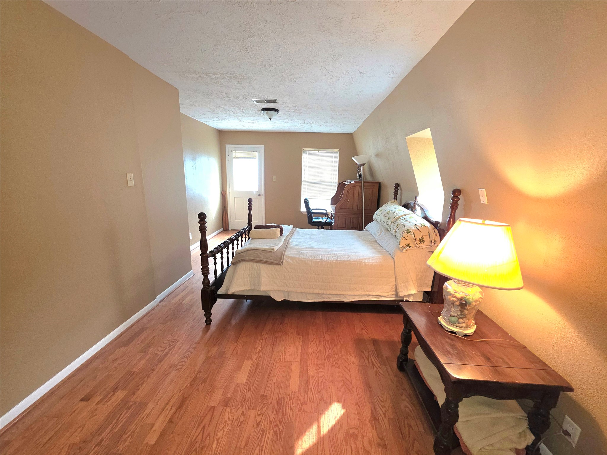 398 Lakeshore S Property Photo 24