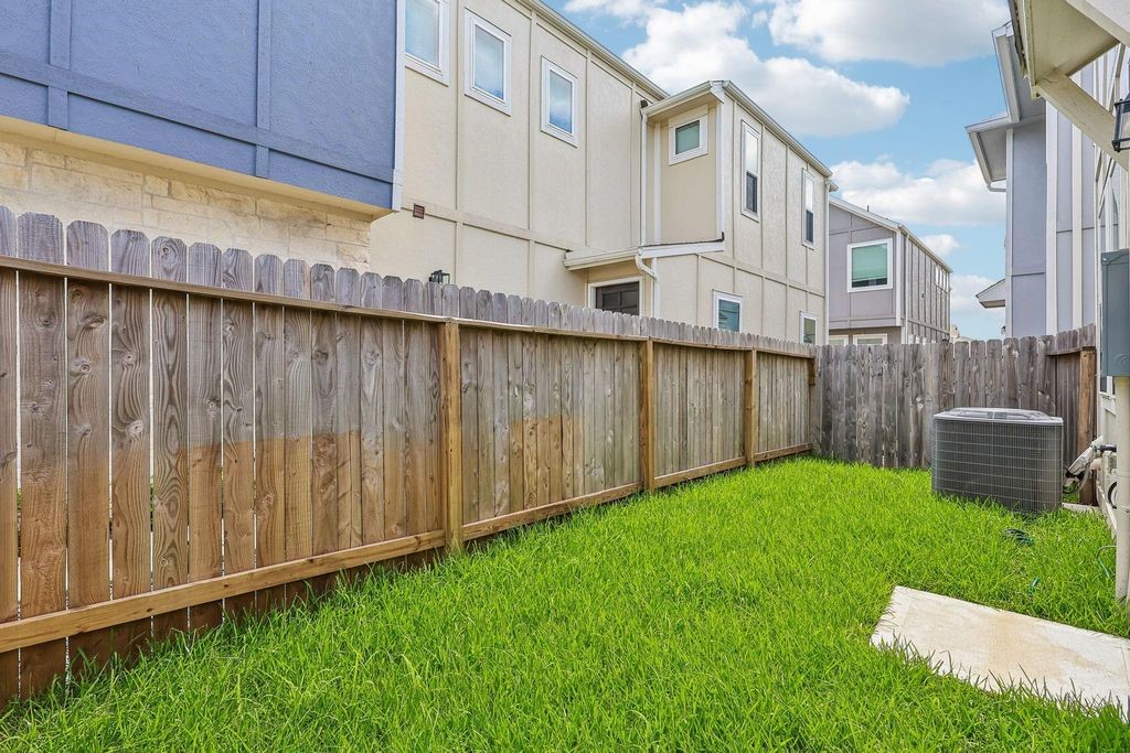9808 Falling Fern Lane Property Photo 17