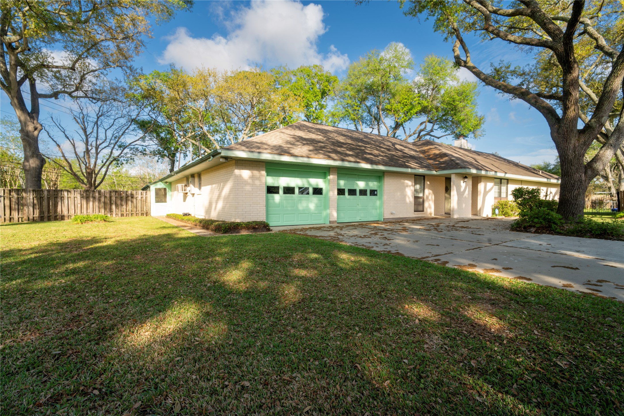 1716 Tara Circle Property Photo 2