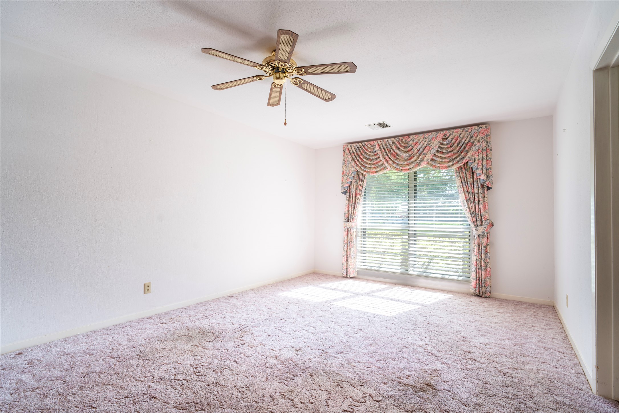 1716 Tara Circle Property Photo 4