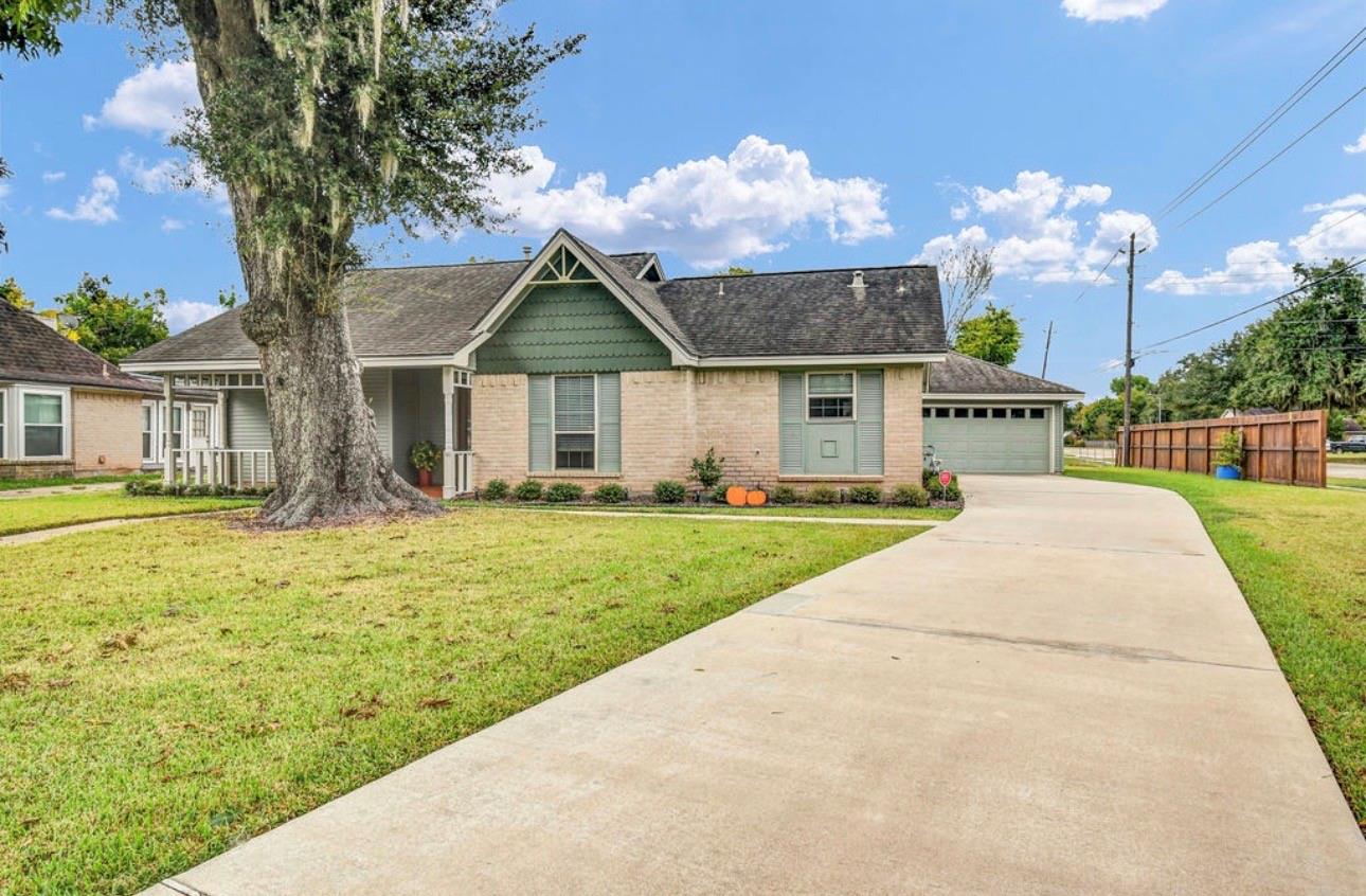102 Raintree Lane, Lake Jackson Tx 77566 Property Photo 1