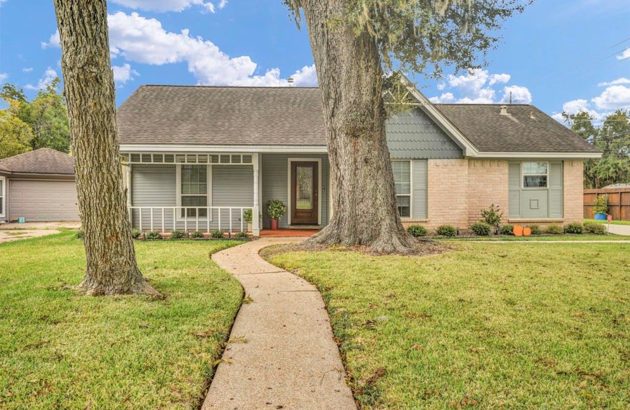 102 Raintree Lane, Lake Jackson Tx 77566 Property Photo 4