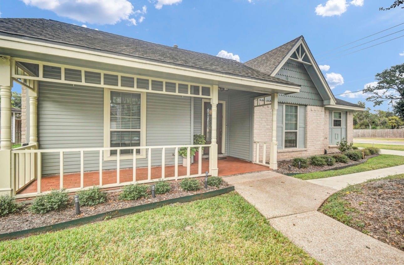 102 Raintree Lane, Lake Jackson Tx 77566 Property Photo 5