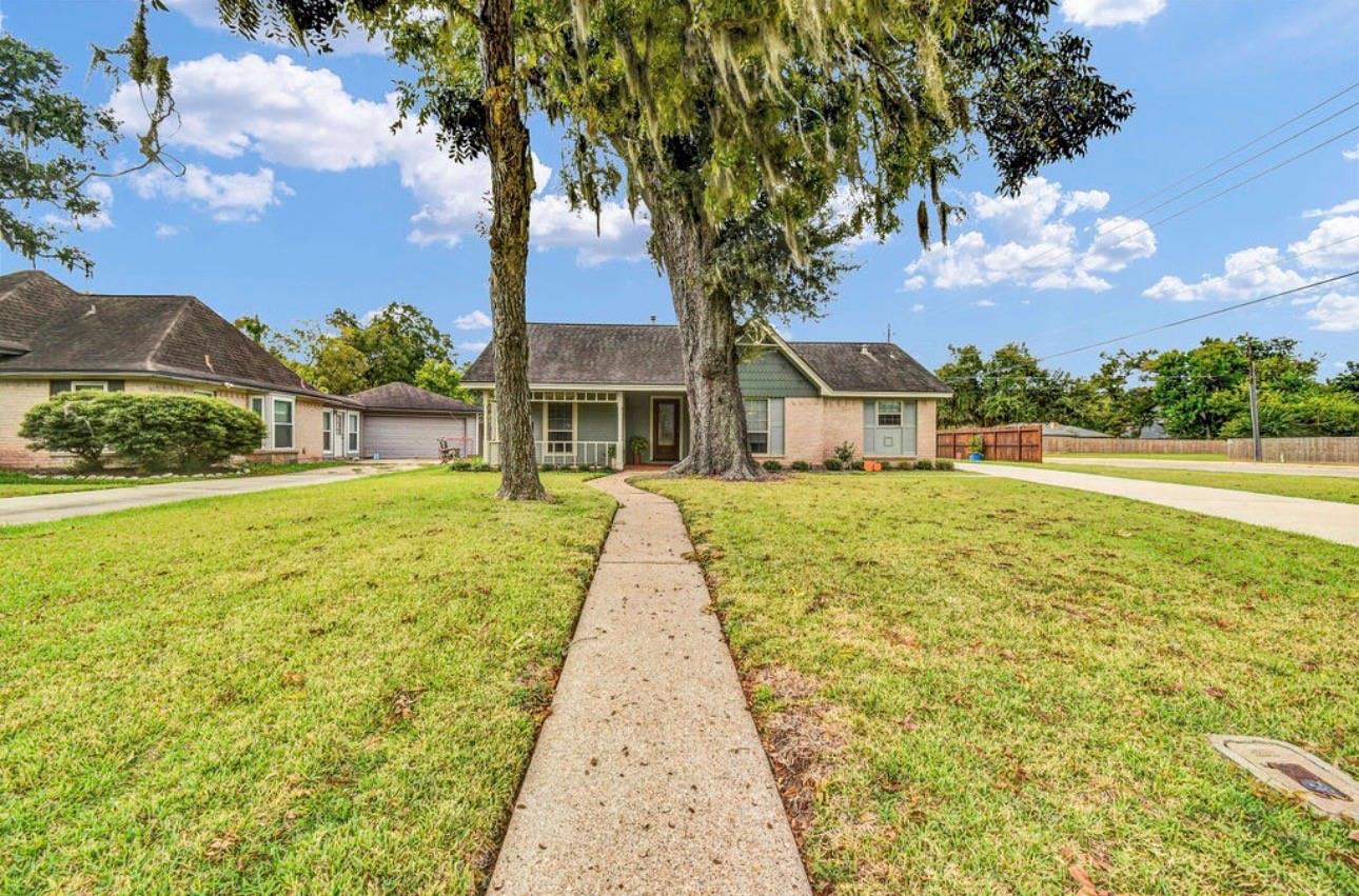 102 Raintree Lane, Lake Jackson Tx 77566 Property Photo 7