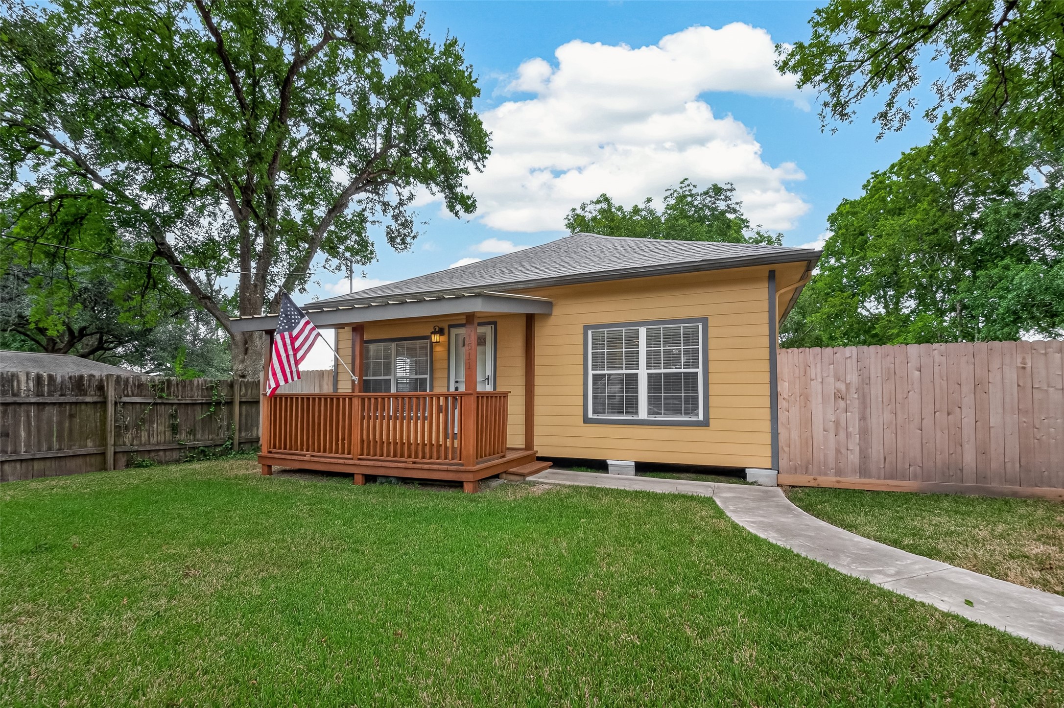 1511 W Dumble Street Property Photo 2