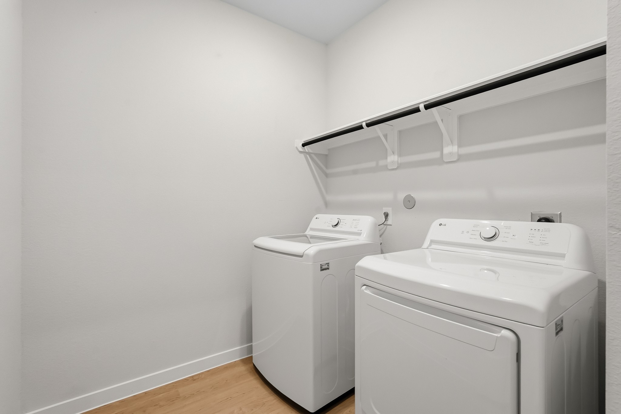 17215 White Peace Drive Property Photo 4