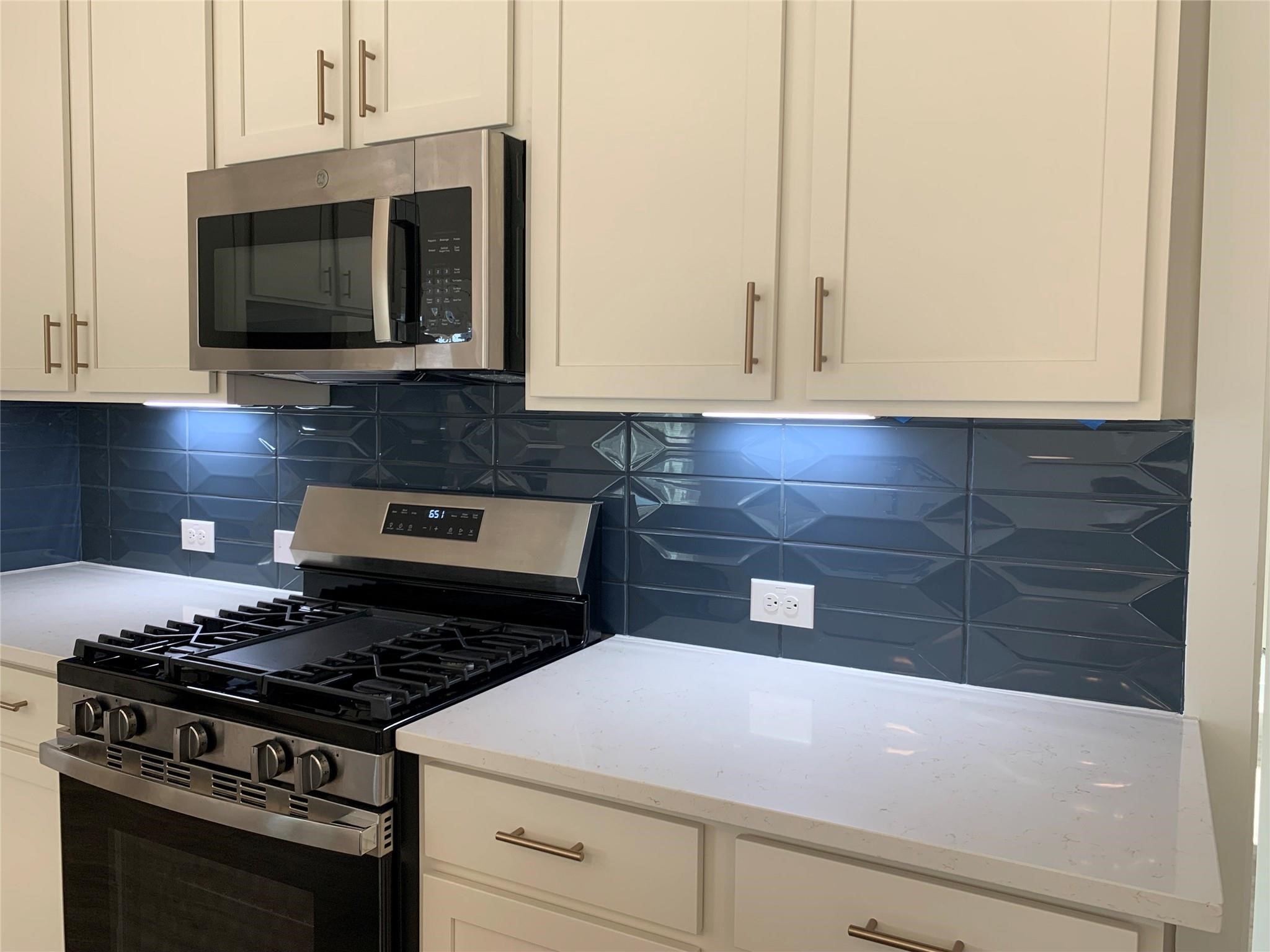 8611 Jetty Glen Drive Property Photo 5