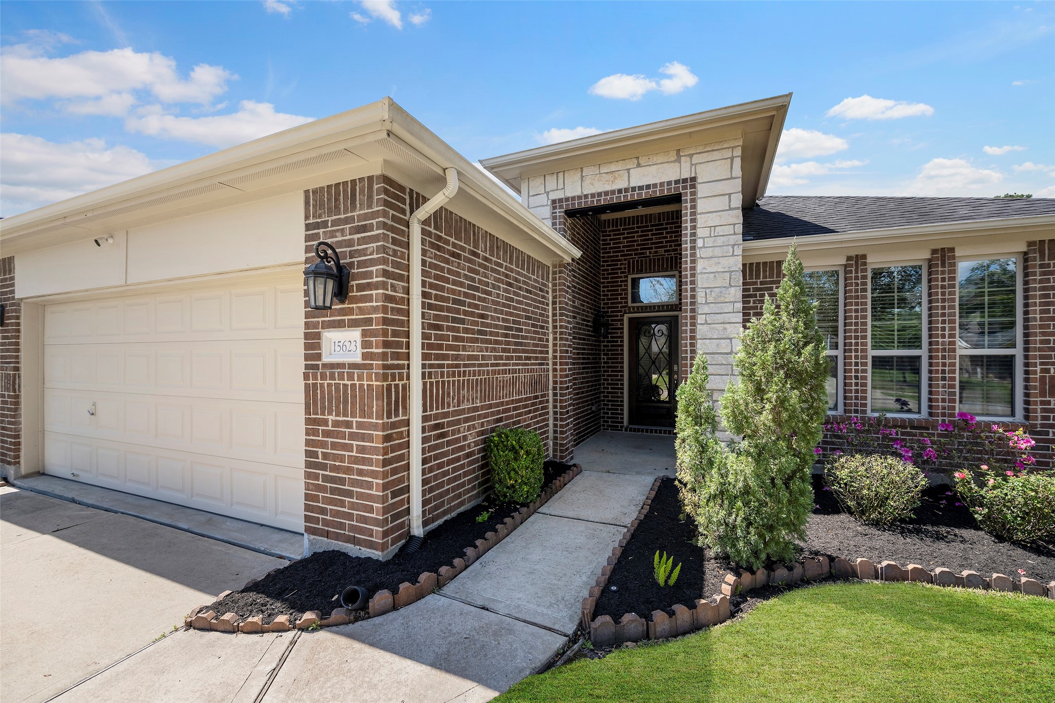 15623 Whisper Woods Drive Property Photo 3