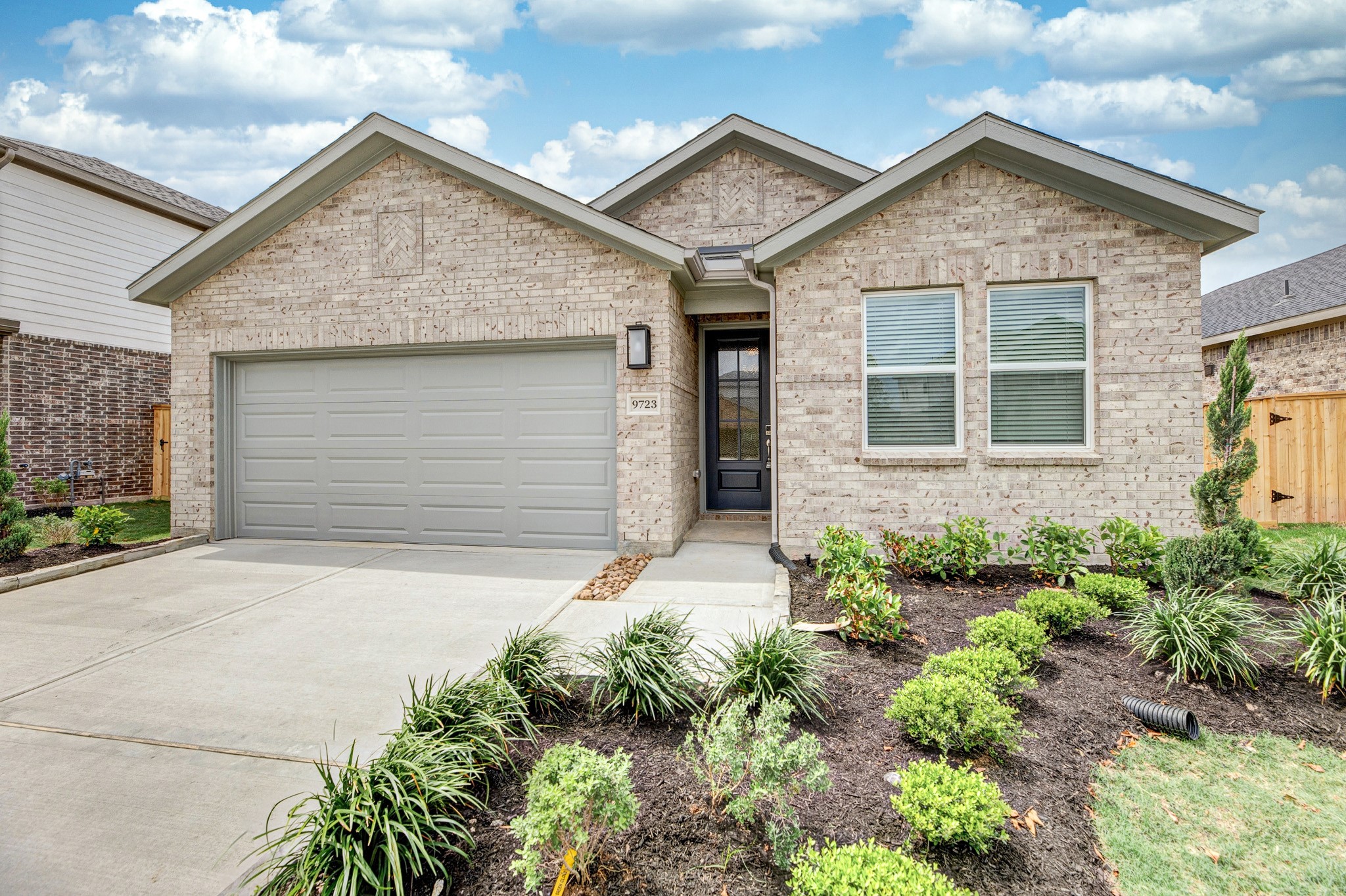 9723 Rialto Heights Drive Property Photo 4