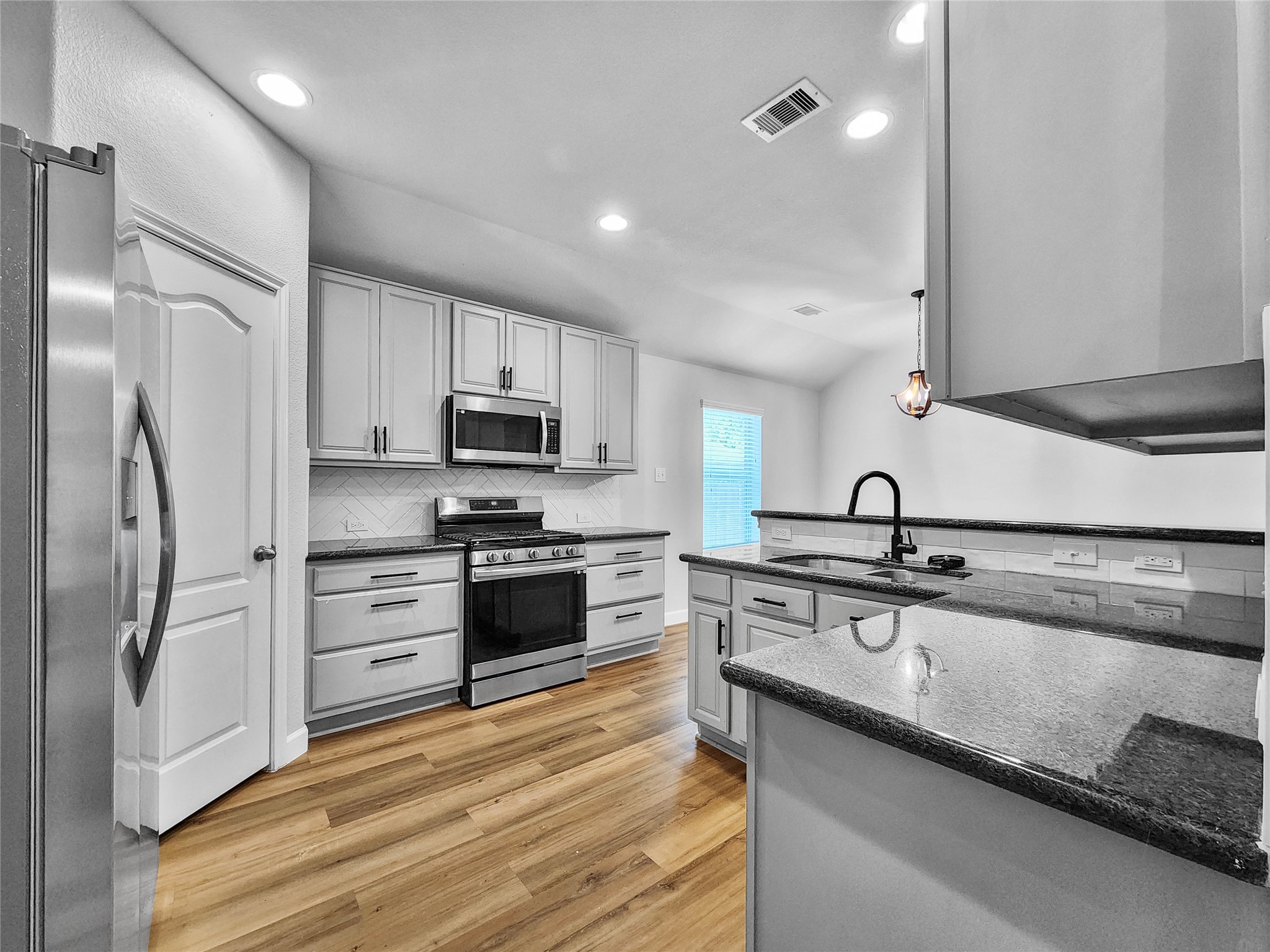 922 Fife Dr, Property Photo 3