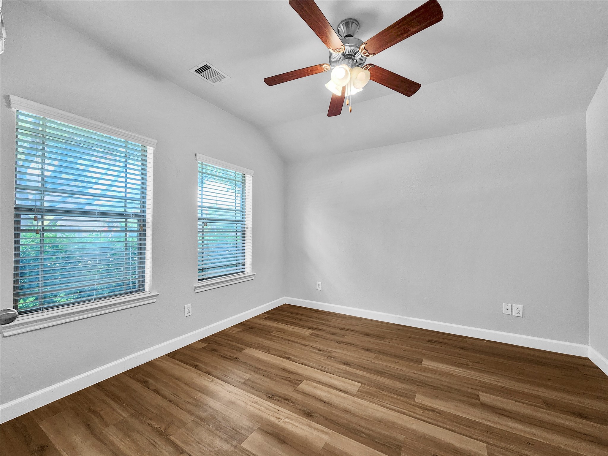 922 Fife Dr, Property Photo 8