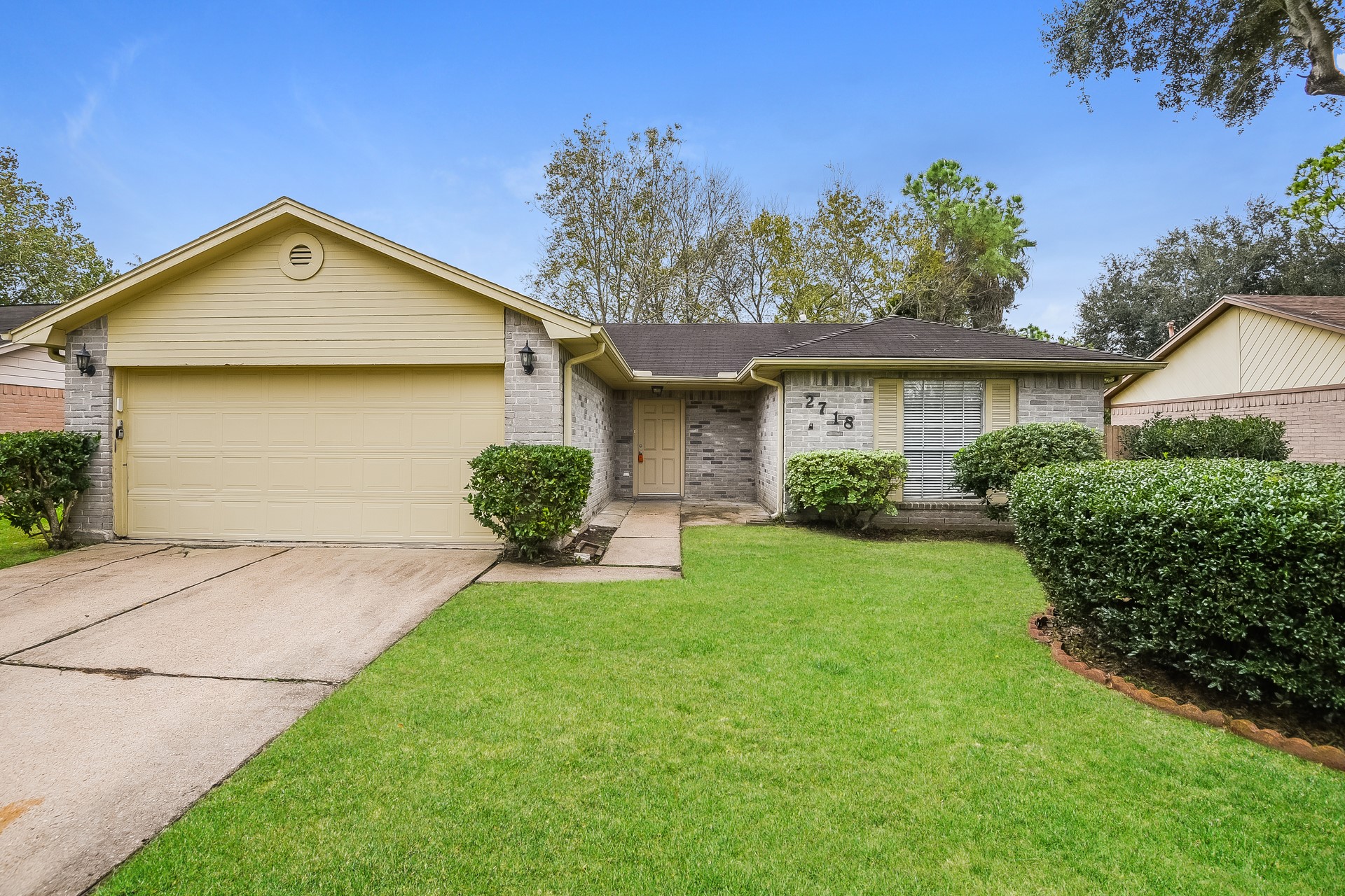 2718 N Brompton Drive Property Photo 1