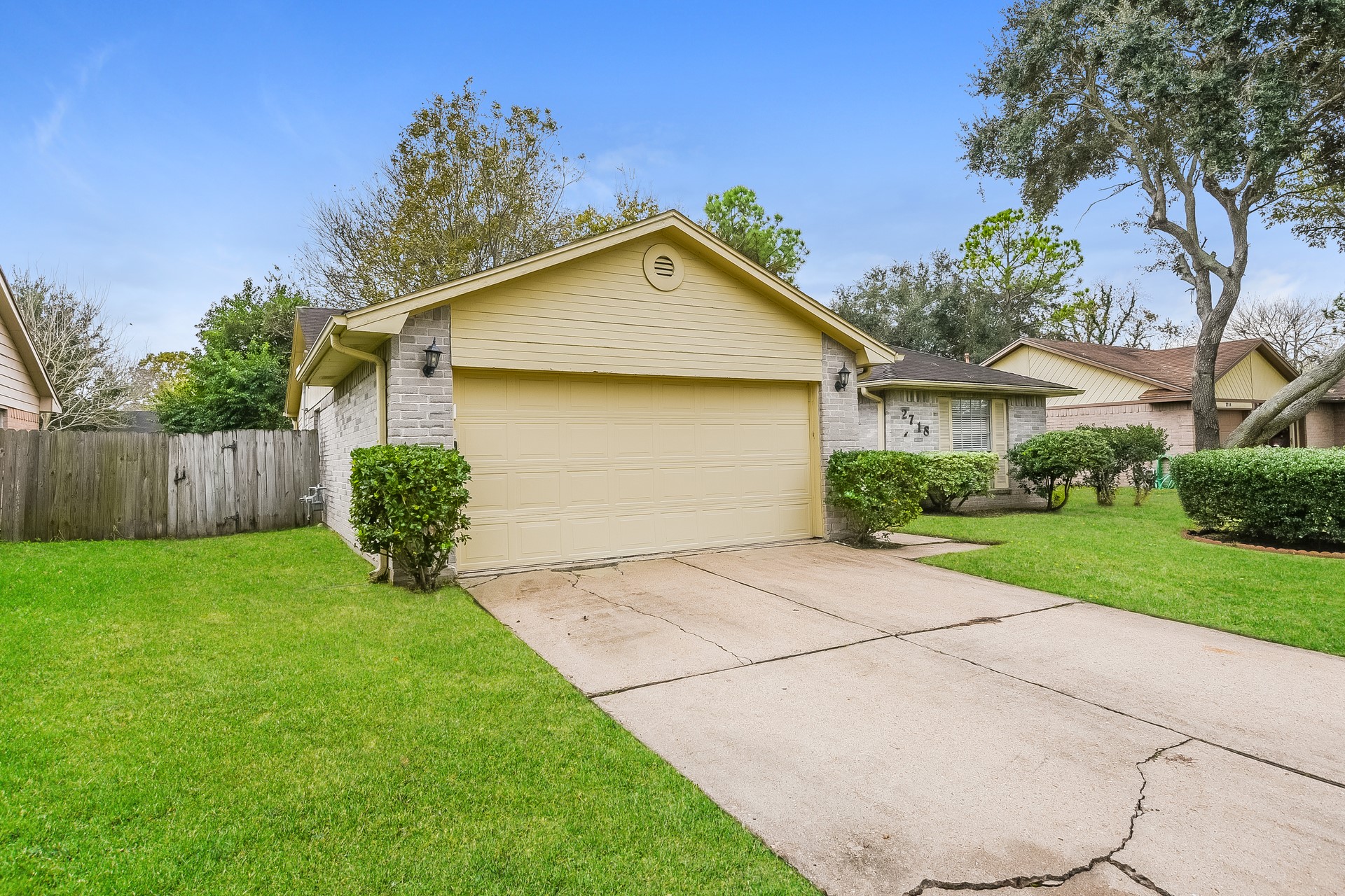 2718 N Brompton Drive Property Photo 2