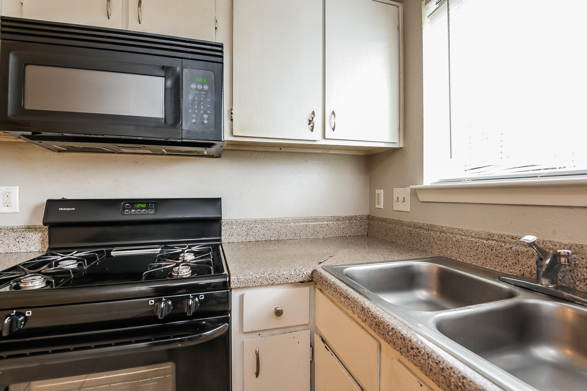 2718 N Brompton Drive Property Photo 6